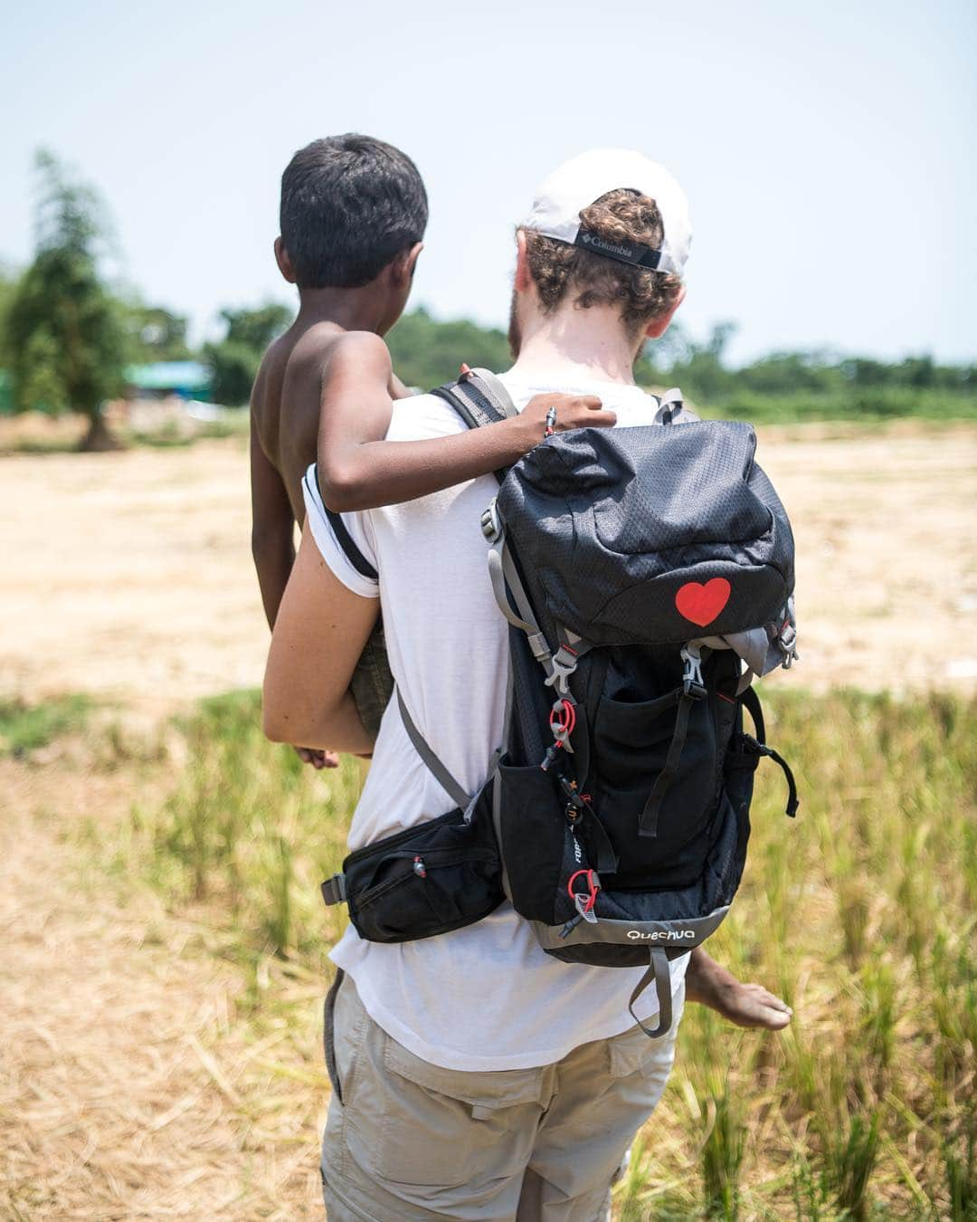 ジェローム・ジャールのインスタグラム：「One day that we were in the camp for a large project to take care of we noticed a boy that was really struggling to walk. He was alone and had a few tears on his eyes. He was looking really lost and confused. I asked him to show me his feet and I saw a little spike that was really hurting him. At this point it was easy to just think « look, there are millions of problems like this one in the camp, let’s go take care of the big problems, someone will probably help him. » The human brain is like that, it justifies the most unjustifiable sometimes. But my inner voice told me « if you let this kid alone in his challenge and don’t try your very best to help him with his foot then you’ve failed this entire mission. Nothing is more important than him right now». So we took the time, we carried him to a clinic and waited for him to be done so we could carry him back to his home. It was a 30 min walk and we spent it joking singing and trying to make him feel better. His parents were so surprised to see him arriving on our shoulders. His all neighbourood was laughing when they saw the scene. They were touched. I hope we made him feel like the most important kid in the world this day. Because he was. And pushing all our priorities for him was probably the best thing we have done of this entire year. There is nothing more important than helping 1 person. Don’t look for the big numbers the big projects the complex things, it all starts with 1. And if you don’t do it nobody else is going to do it. Thank you to this strong boy for the reminder. I make the wish to never forget this. PS: Fun fact.. his name is Muhammad Yunus, same name as the Nobel Peace Prize Muhammad Yunus that have helped many people in the world with social-entrepreneurship. Thank you to my friend @zachdoleac for his help, for immortalizing this memory and for carrying Muhammad 🙏」