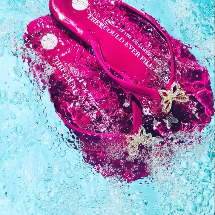 ガールトゥードアーズダウンのインスタグラム：「Time to get your feet wet ⛱🏝💦 #gtdd#girltwodoorsdown #summer #flipflops #colorado #pink #butterfly」