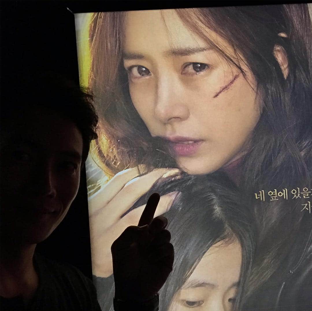チソンのインスタグラム：「#한지민 #미쓰백 무대인사 중 만난 지민이~~^^ 미쓰백!! 화이팅!!」