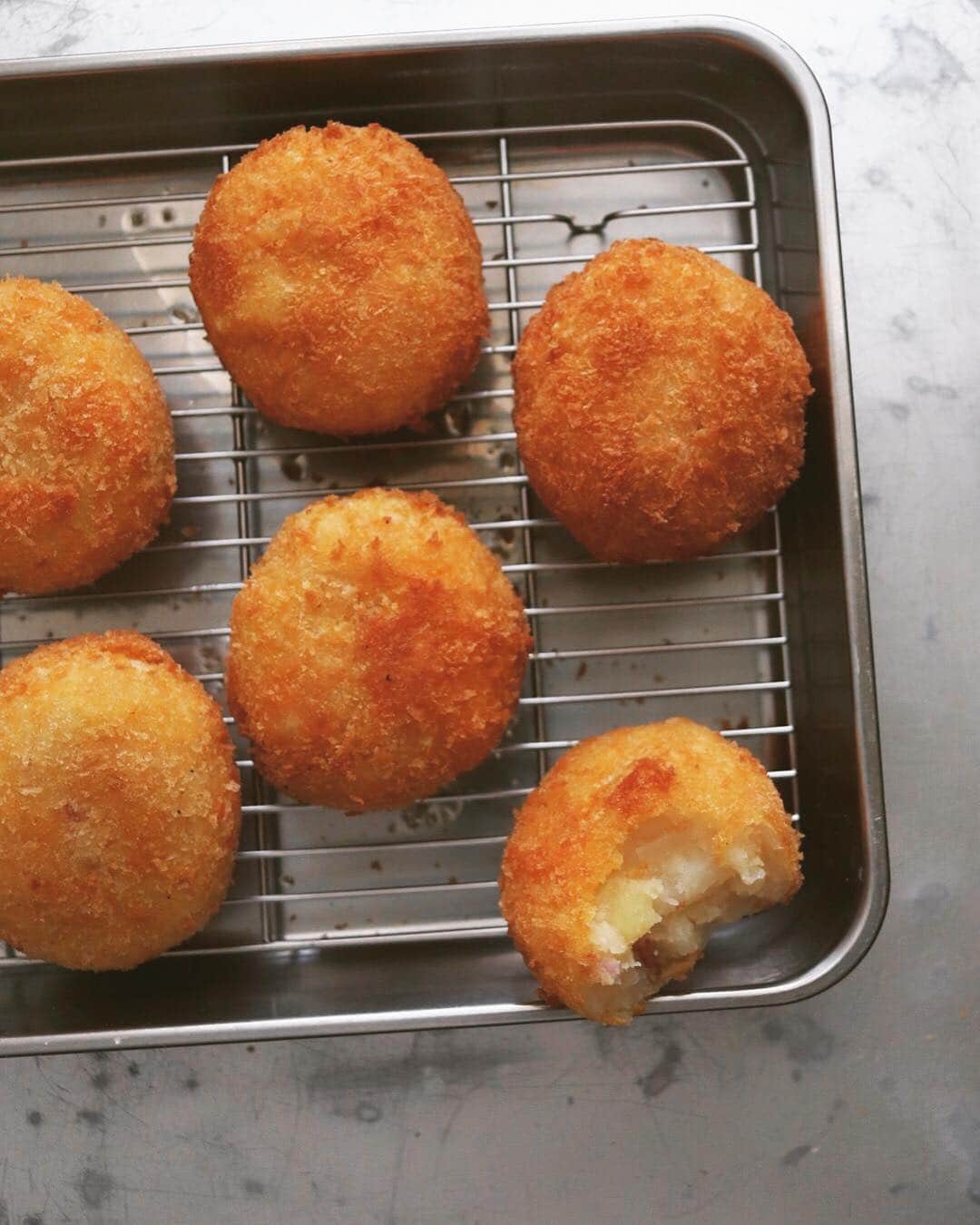 樋口正樹さんのインスタグラム写真 - (樋口正樹Instagram)「Potato Croquettes . おやつにポテトコロッケ。 ほっくほくのジャガイモは、 ほどほどにほぐす程度で、 炒めたタマネギとベーコンと、 すりおろしたチーズを加え おいしい風味づけ。 揚げたてアツアツ、最高！ . . #コロッケ #ポテトコロッケ #揚げたて #ホクホク #食欲の秋 #フライングオータム #potatocroquettes #potato #croquettes」9月30日 16時19分 - higuccini