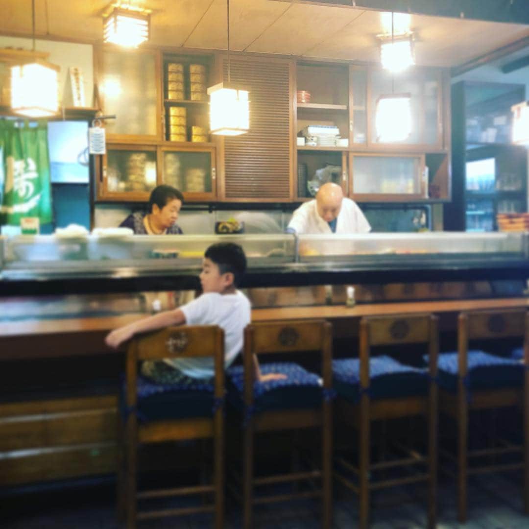 板谷由夏 さんのインスタグラム写真 - (板谷由夏 Instagram)「カウンターのお寿司屋さんなんて そんな大人っぽいとこ 連れて行ったことないのに、まるで常連さん。 なんなんだ、このおじさん感は」9月30日 17時16分 - yukaitaya