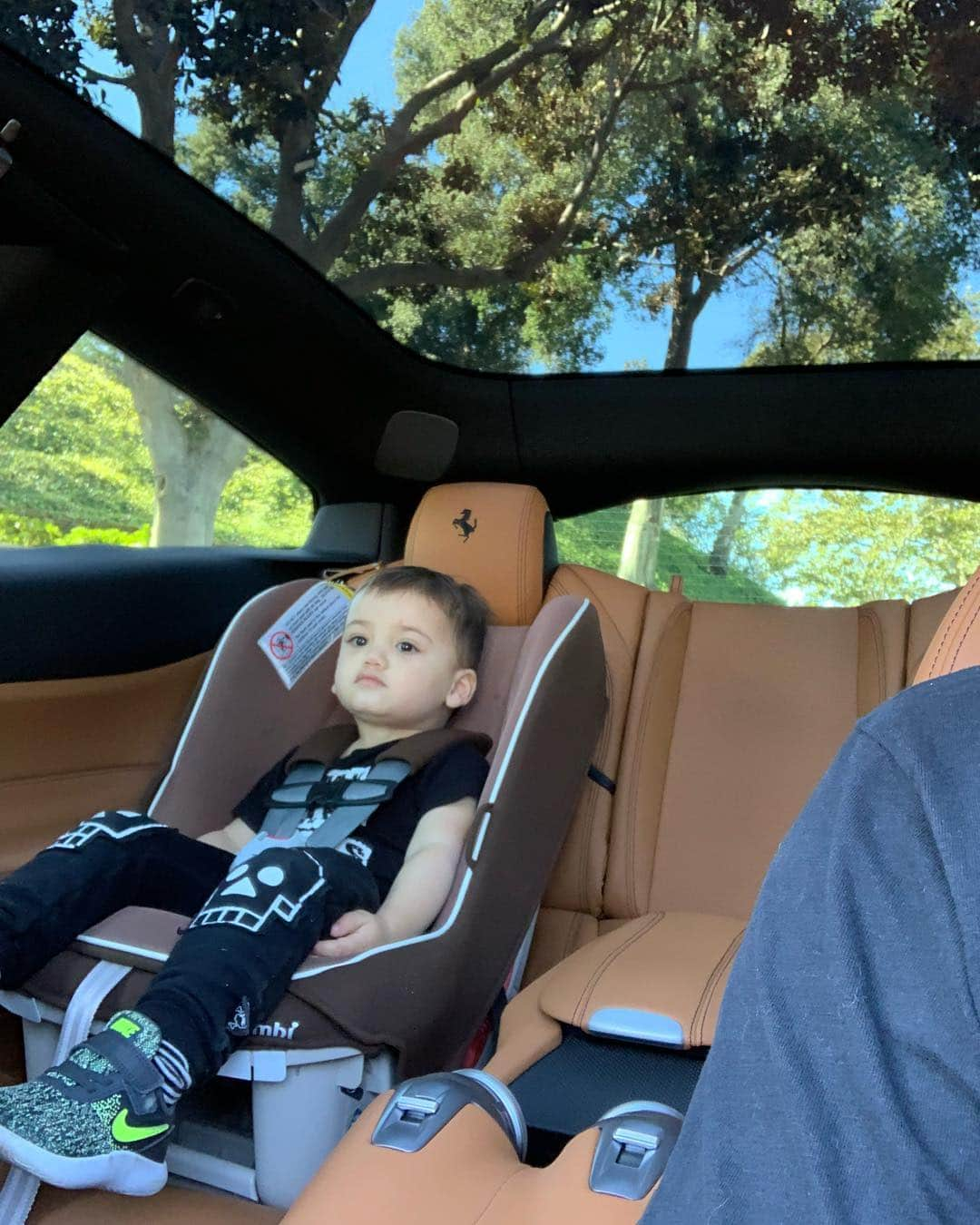 ロブ・ディアデックさんのインスタグラム写真 - (ロブ・ディアデックInstagram)「Saturday afternoon cruising with Kodah Dash... no doubt the @ferrari #gtc4lusso is this 2 year olds  favorite car. He keeps asking to drive but I explain this is about as good as it gets till you’re like 7 or 8. 🤷🏻‍♂️🇮🇹🐎🏎」9月30日 9時00分 - robdyrdek