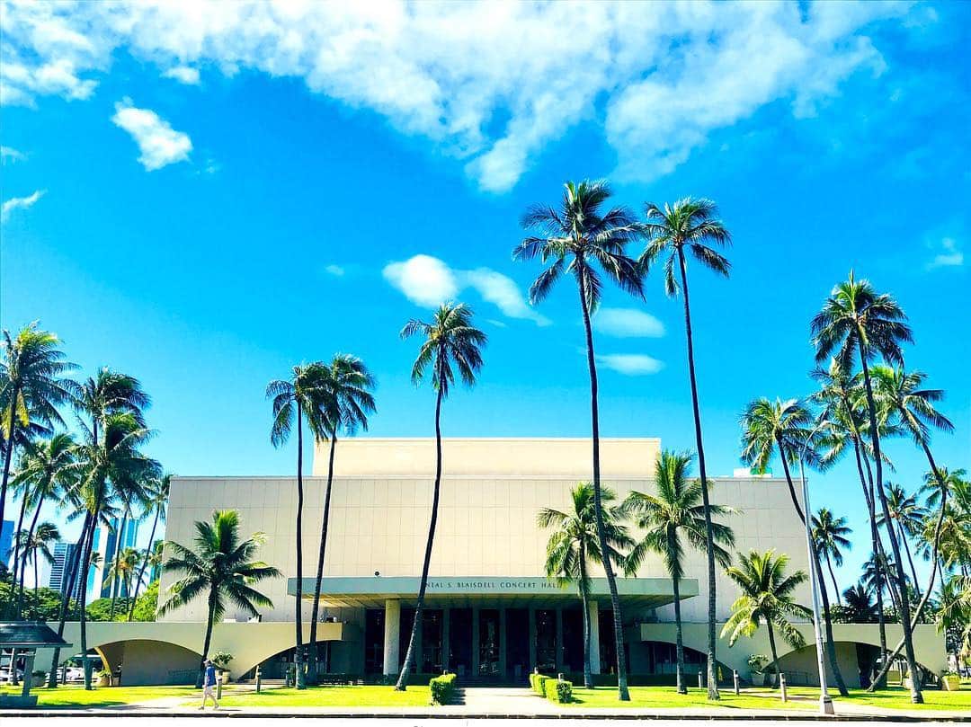 B’zさんのインスタグラム写真 - (B’zInstagram)「【B'z PARTY Presents B'z Pleasure in Hawaii】 Neal S.Blaisdell Concert Hall #Bz #Pleasure #BzPARTY #Hawaii」9月30日 9時02分 - bz_official_insta