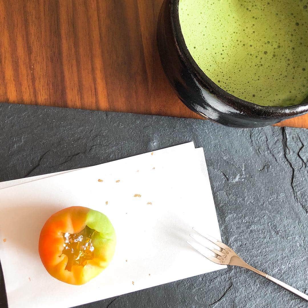 のインスタグラム：「京都の美味しい和菓子をいただいたのでお抹茶をたてました。 そんな日曜日の朝です。 #老松 #裏千家 #雲門の音 #露時雨 #早織飯」