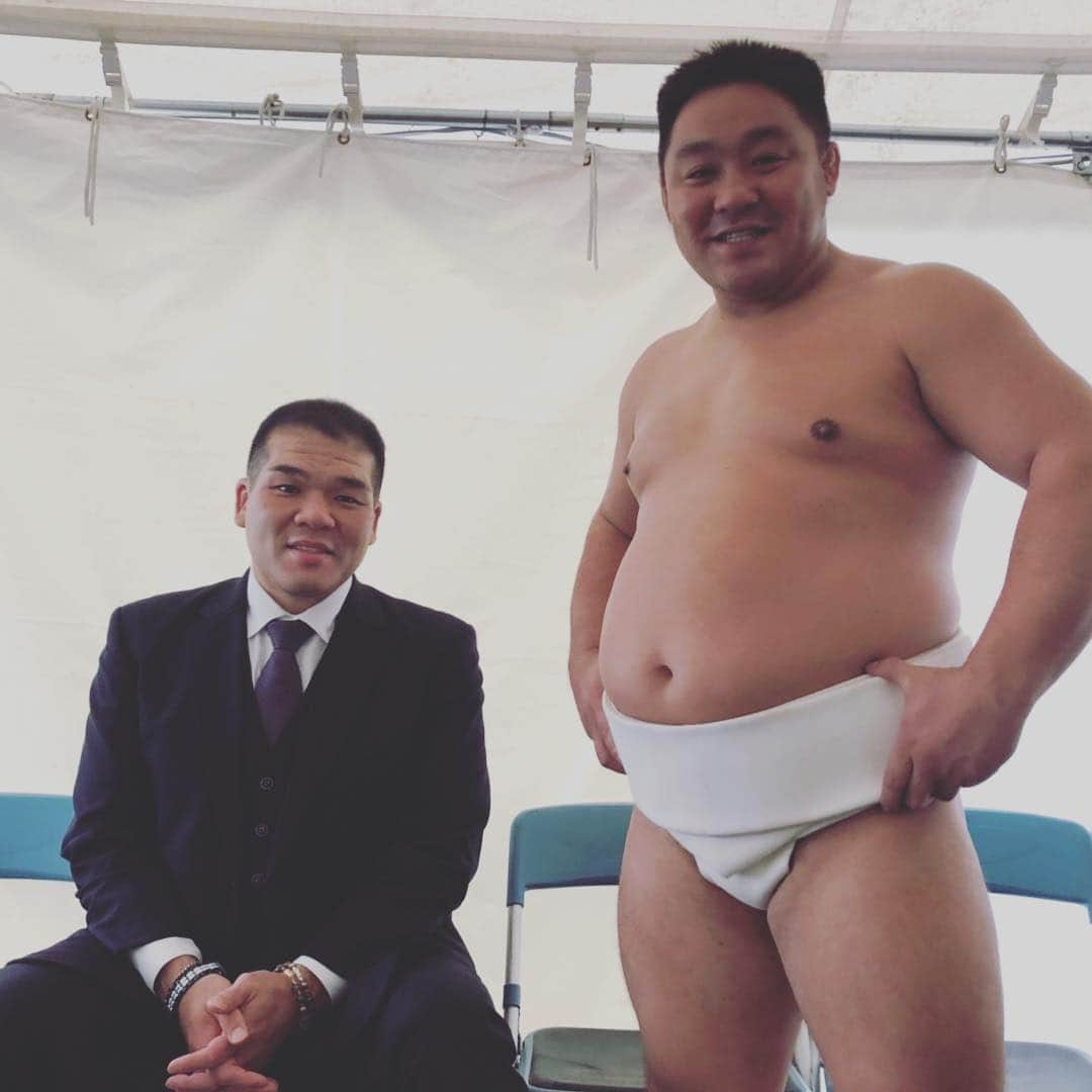 あかつさんのインスタグラム写真 - (あかつInstagram)「玉ノ井親方(元 栃東関)と同じ土俵に立たせて頂き、御本人の目の前でネタをやらせていただきましたっ！ 緊張した〜・・・ 玉ノ井部屋ちゃんこ鍋んめがったなぁ〜！ 東浪さん(浪江町出身) 巨東さん(富岡町出身) と並ぶと偽物感が・・・(笑)  #玉ノ井親方 #栃東 #東浪 #巨東 #美川憲一 #ふたばワールド」9月30日 12時00分 - akatsu_sumo