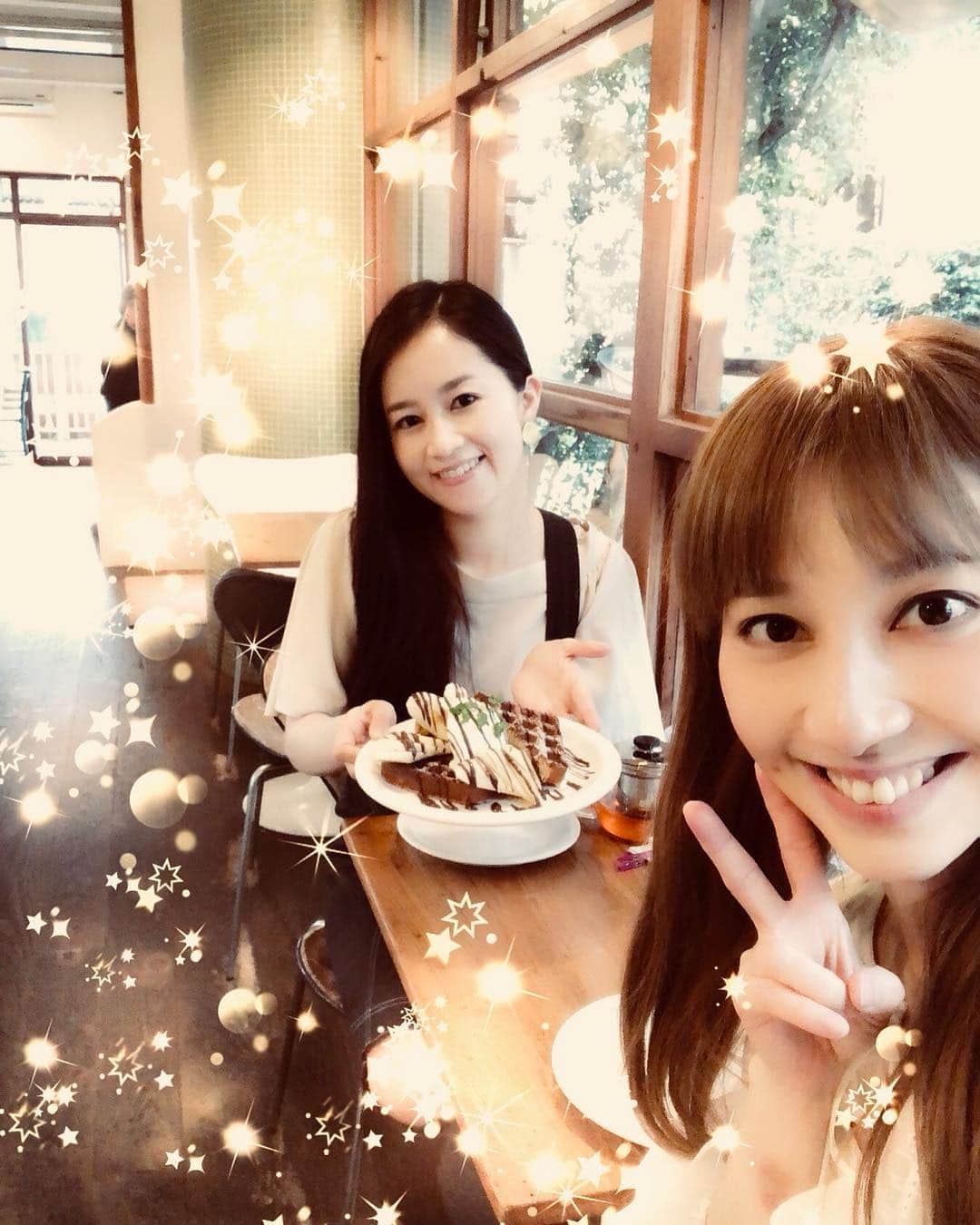 のインスタグラム：「昨日はしょうこちゃんとスイーツ❤️ 楽しい時間はあっという間でした。  #はいだしょうこ #おねんどお姉さん  #friends #cafe #sweets #catchup」