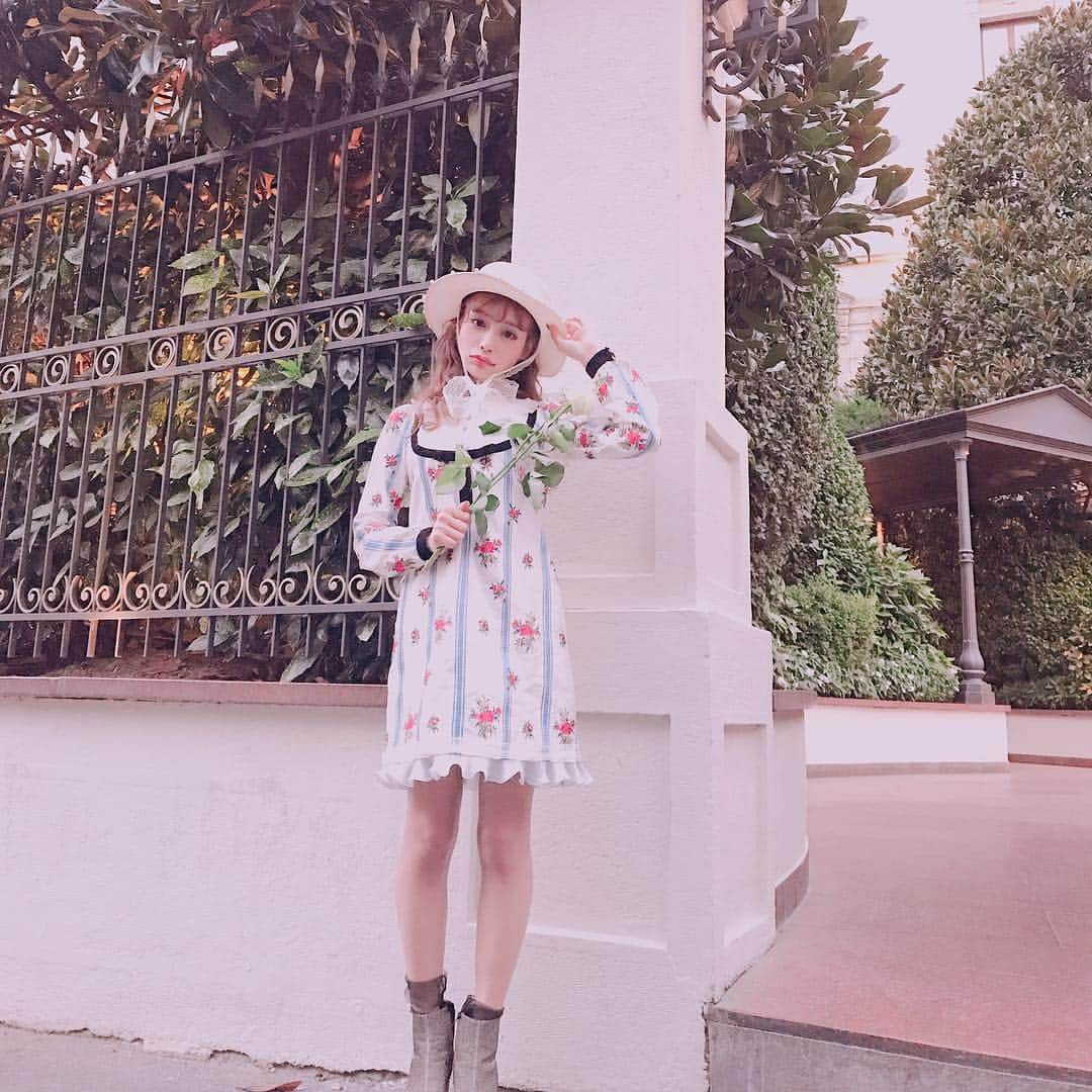 明日花キララさんのインスタグラム写真 - (明日花キララInstagram)「. Italiy旅行中の好きなコーデのひとつ..👒🌷 可愛いお洋服や小物をもっとかわいくリメイクして着るの大好き🇮🇹❤︎❤︎❤︎ メイクも甘々なドーリーめいくにしました💄👀♡⃛ あとやっぱり大事なのは前髪の巻き方！！📝✧ . 🍕 . 帽子👒@whip_bunny  ワンピ @manoushjapan  ブーツ @ysl」9月30日 12時45分 - asukakiraran