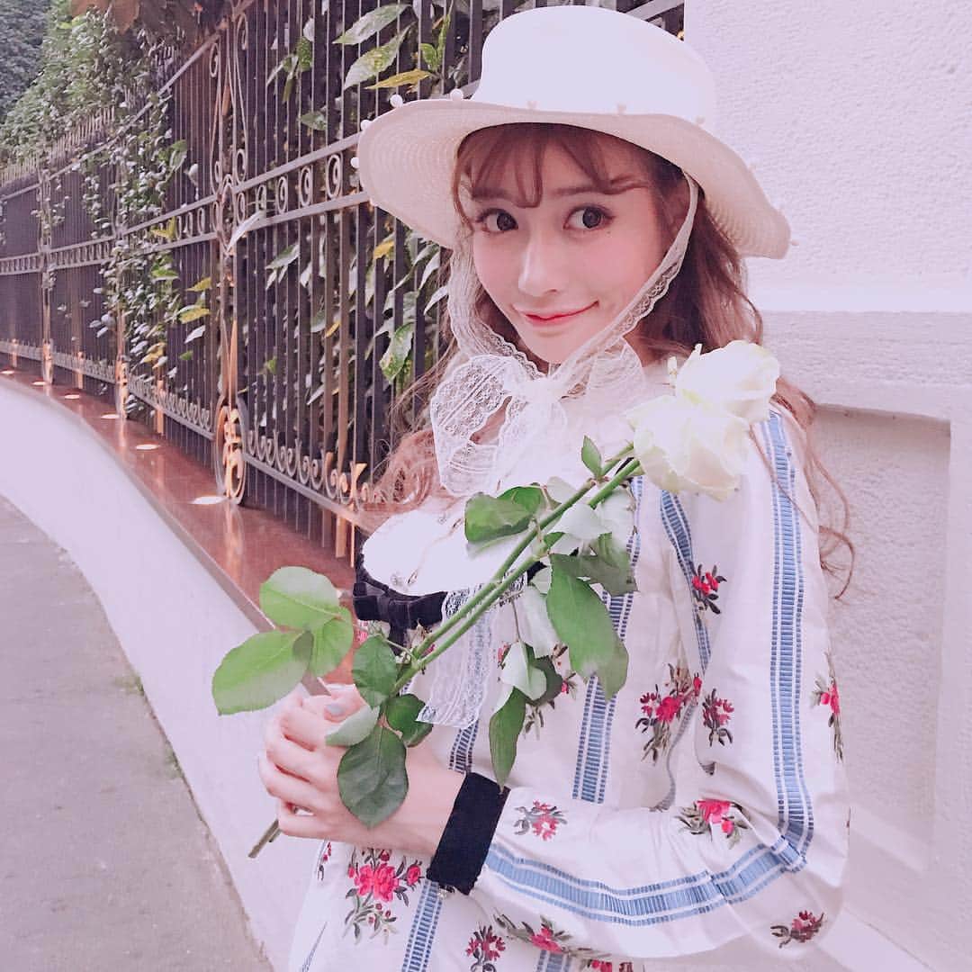 明日花キララのインスタグラム：「. Italiy旅行中の好きなコーデのひとつ..👒🌷 可愛いお洋服や小物をもっとかわいくリメイクして着るの大好き🇮🇹❤︎❤︎❤︎ メイクも甘々なドーリーめいくにしました💄👀♡⃛ あとやっぱり大事なのは前髪の巻き方！！📝✧ . 🍕 . 帽子👒@whip_bunny  ワンピ @manoushjapan  ブーツ @ysl」