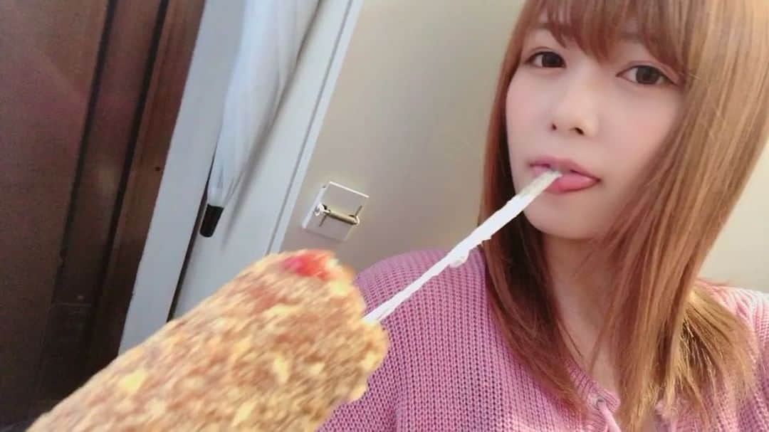 紺野ひかるのインスタグラム：「チーズハットグ💓 初めてチーズ伸びた記念動画(笑) . . #チーズハットグ #チーズドッグ  #韓国 #新大久保グルメ #新大久保 #핫도그 #먹스타그램 #셀카타임」