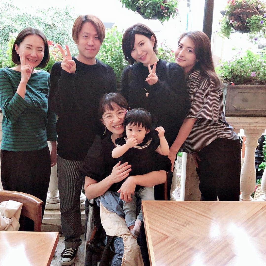 里美ゆりあのインスタグラム：「家族写真❤ #仲間#family#lunch#photo#充実#friends#マスカッツ#川村りか」