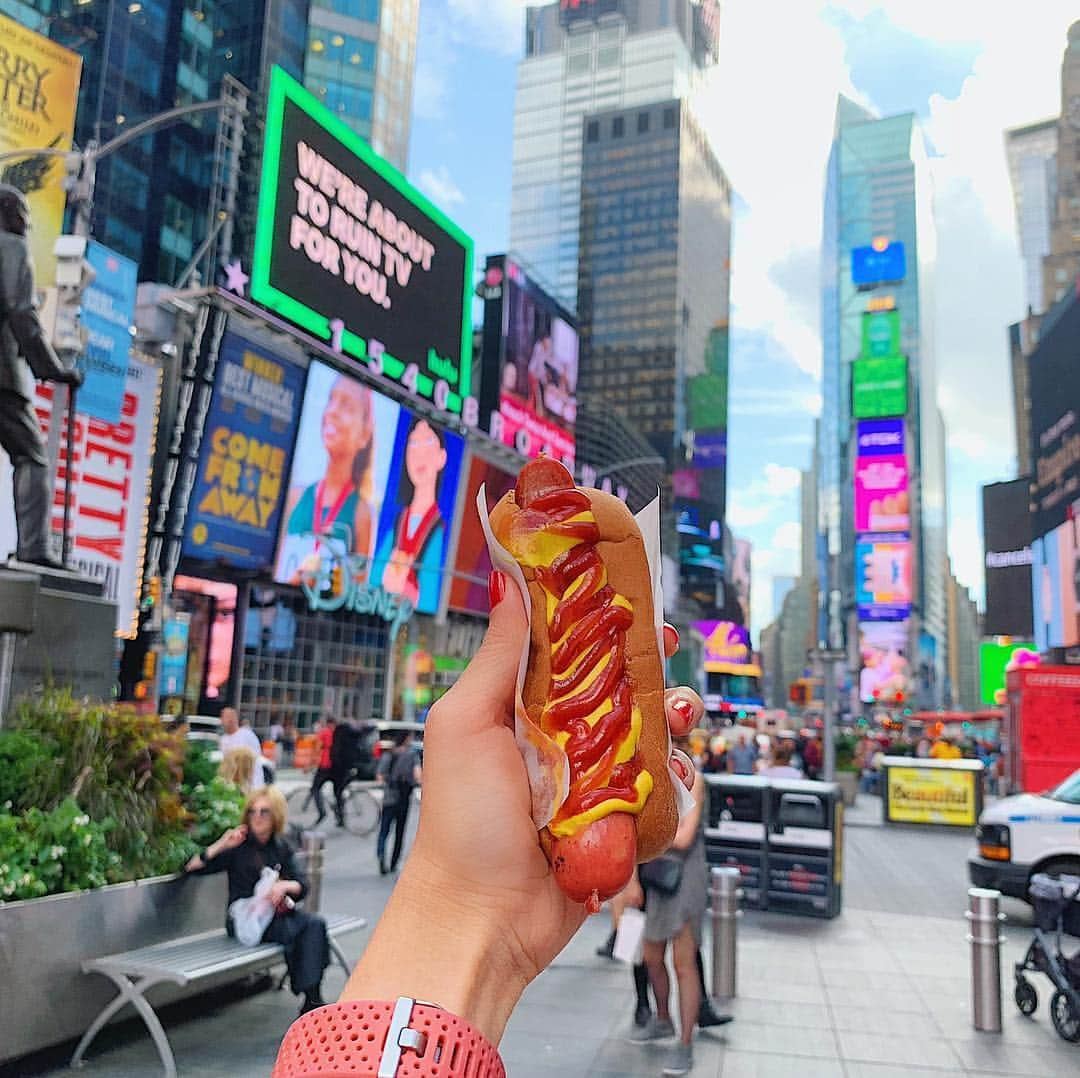 Girleatworldさんのインスタグラム写真 - (GirleatworldInstagram)「🌭 Hot dog at 🇺🇸 Times Square - the ultimate New York street food!  Hot dog was brought to NYC by German immigrants, in form of push carts in 1860s. Nowadays it can be found everywhere along with Pretzels and Pizzas. In NYC, the sausage used are all beef instead of a mixture of pork and beef.  This photo is taken behind the statue of George M. Cohan, "the man who owned Broadway". He is considered the father of American musical comedy.  #hotdog #newyork #newyorkcity #timessquare #🇺🇸 #🌭 #shotoniphone #iphonexsmax」10月1日 1時51分 - girleatworld