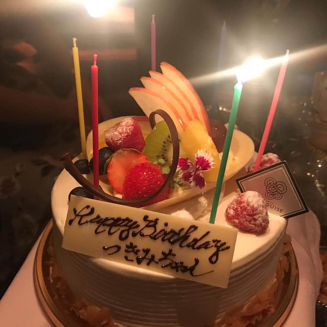 石塚つきみのインスタグラム：「9月がおわってしまった…！！ 有難いことに9月は沢山食べて、沢山飲んで😋🥂 沢山お祝いしていただき感謝です😭💓💓 本当にありがとうございました！🎂 ＊ 肥え過ぎてしまったぶんは頑張って運動するぞーっ！！笑 ＊ 23歳も素敵な一年になるといいなぁ☺️✨ ＊ ＊ #ginza #japan #birthday #birthdaycake #お誕生日 #9月生まれ #感謝」