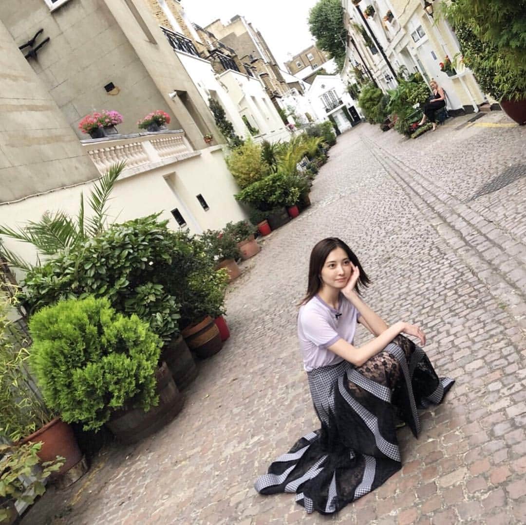 大石絵理のインスタグラム：「my sweet home in London💜💐💗🇬🇧 #anothersky #london #衣装タグ付けしてます❤︎」