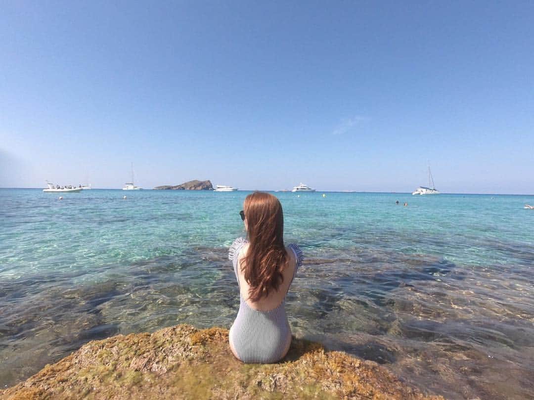 関根理紗さんのインスタグラム写真 - (関根理紗Instagram)「イビザ島。 静かで綺麗なとこもいっぱいあったよ！ あったかかったなー！ 時間が足りなかった。 すてきなサンセットで、日が沈む瞬間拍手喝采でした！  イビザ編は動画あげたから残すはフランス。  #とりちゃん #イビザ #ibiza」9月30日 18時30分 - sekine.risa
