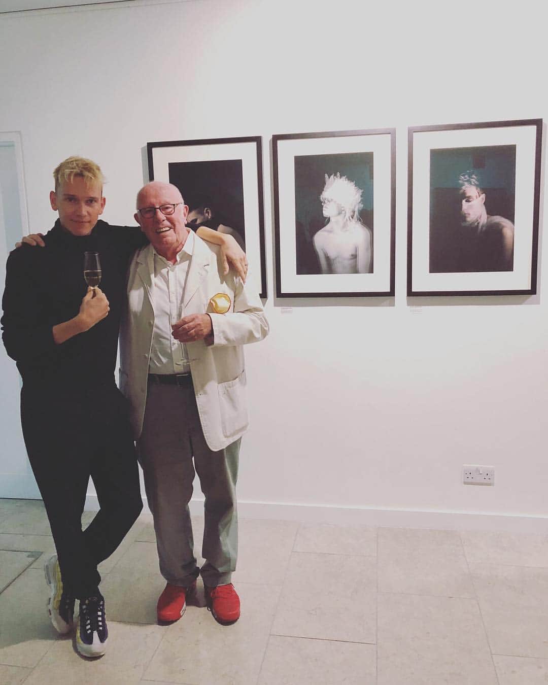 イアン・マッケランのインスタグラム：「Here are my friends @michaelsoendergaard and Richard Wilson at Thursday night's opening of the new exhibition at https://www.thelittleblackgallery.com/ including Michael's brilliant photos (@greggormanphoto and Stuart Sandford's too!) Go see them!」