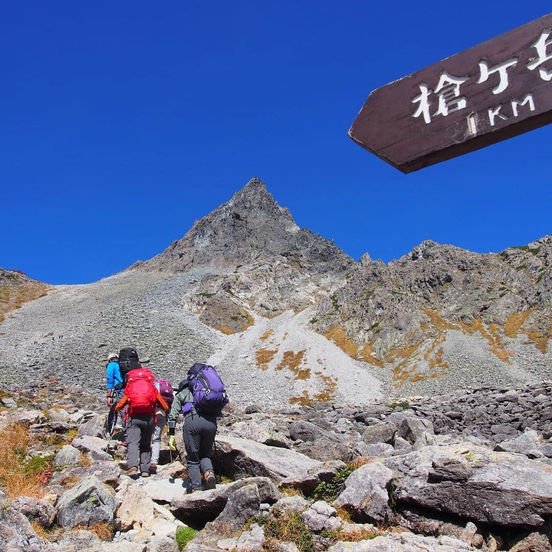 佐藤唯のインスタグラム：「#日本 #百名山 #槍ヶ岳 #3180m #槍ヶ岳山荘 #登山 #上高地 #家族旅行#快晴 #膝死んだ #😂 #けど楽しかった #❤️ #japan #mountyari #climing」