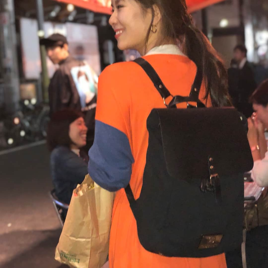 奈良岡にこさんのインスタグラム写真 - (奈良岡にこInstagram)「新しいリュックをゲットした！ ガストンルーガのリュックは薄めの作りで女性らしく使えます〜  カラーやスタイルたくさんあって迷ったけど私は一番スタンダードなクラッシーブラックを！ ブラックベースに細かいパーツやプレートはゴールドで大人っぽい💋  PCもすっぽり入るし！しばらくヘビロテしそうっす！ . 海外からの発送ってちょっぴり不安があるけど私は1週間も経たないくらいで着きました✈️ そして嬉しい送料無料〜 . 公式サイトで使える15%offディスカウントコードを頂いたので使ってちょ！ 👉miso_nico15 , #GastonLuga #ガストンルーガ #バックパック #リュック #fashion #背景と化する堤」9月30日 20時42分 - miso_nico