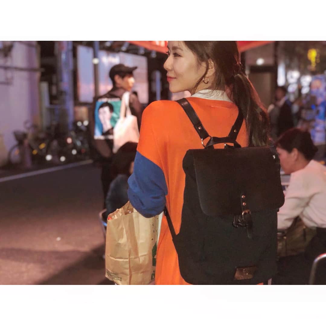 のインスタグラム：「新しいリュックをゲットした！ ガストンルーガのリュックは薄めの作りで女性らしく使えます〜  カラーやスタイルたくさんあって迷ったけど私は一番スタンダードなクラッシーブラックを！ ブラックベースに細かいパーツやプレートはゴールドで大人っぽい💋  PCもすっぽり入るし！しばらくヘビロテしそうっす！ . 海外からの発送ってちょっぴり不安があるけど私は1週間も経たないくらいで着きました✈️ そして嬉しい送料無料〜 . 公式サイトで使える15%offディスカウントコードを頂いたので使ってちょ！ 👉miso_nico15 , #GastonLuga #ガストンルーガ #バックパック #リュック #fashion #背景と化する堤」