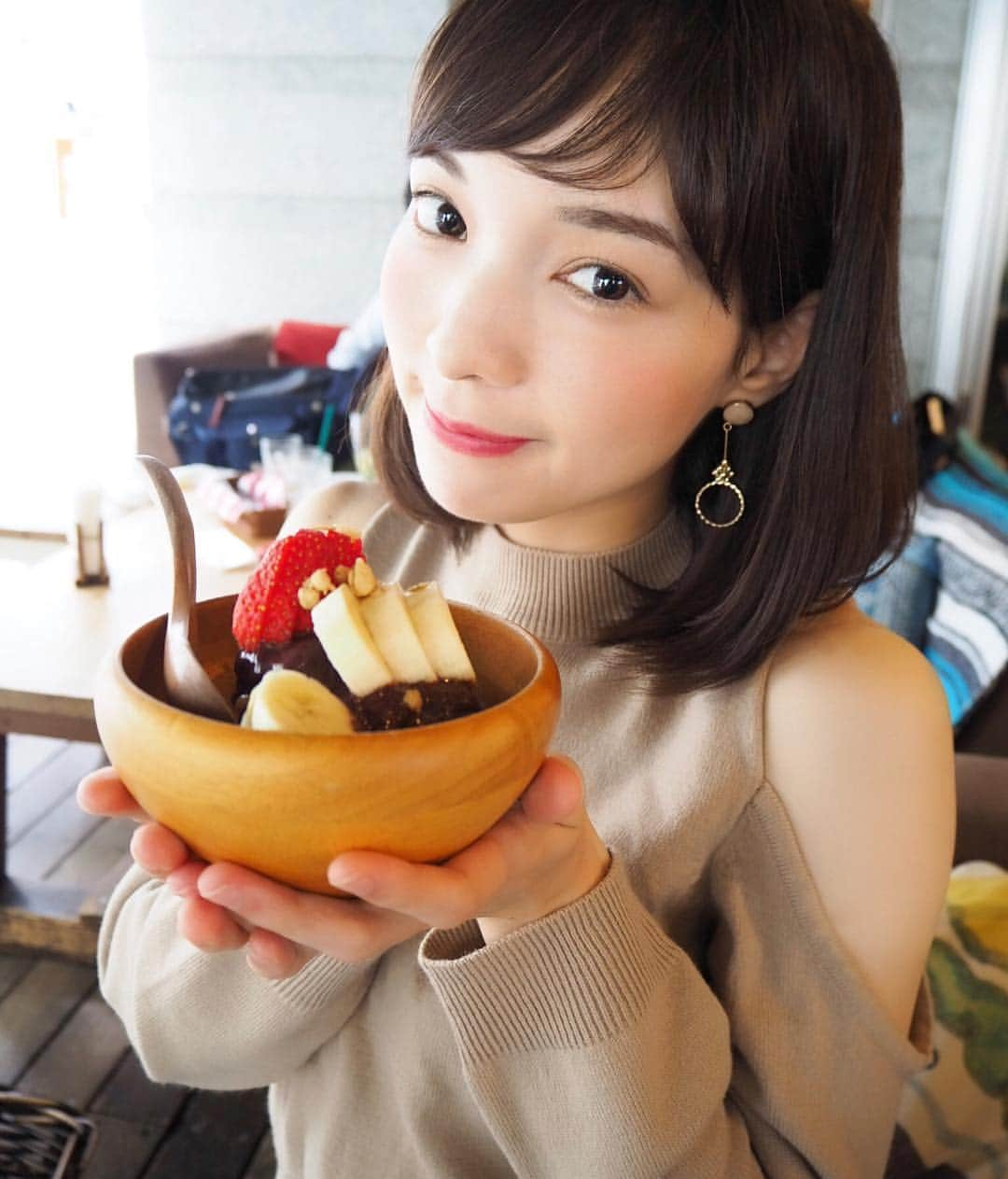 ストーン奈緒美のインスタグラム：「こんばんは🌜♪ ・ 今日は久々にカフェ行ってきました🙌 私が注文したのは「アサイーボウル」💓アサイーのすっぱさとフルーツの甘みが最高に美味しかったです♪  見た目も可愛いし、フルーツ好きの私にとっては大好きすぎる1品でした😍 ・ 午後からは台風が接近しているということで…早めに帰りました！ 今回の台風かなり勢力強いみたいなので皆様もお気をつけください 場合によっては落ち着いて避難してください。 不安な夜になると思いますが、皆さんが無事に過ごせますように私も祈ります🙏 ・ ・ ・ #ミスコン#ミスソフィア#上智#ミスキャン#ファイナリスト#ストーン奈緒美#カフェ#広尾カフェ#アサイーボウル #フルーツ#ダイエット#美容#ヘアスタイル#ヘアケア#メイク#写真#ポートレート#被写体#モデル#大学生#看護学生#ファッション#photography #japan#cafe#fruit#makeup」