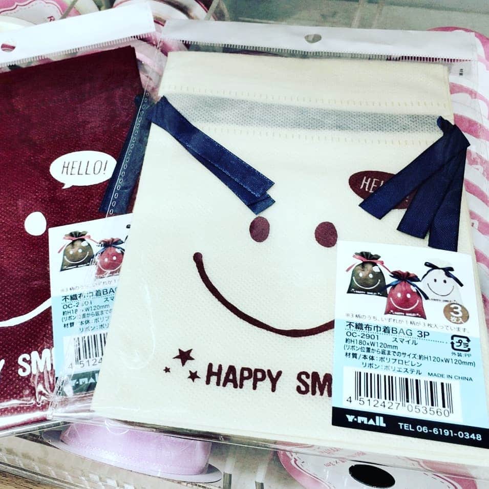 のインスタグラム：「意外と使うラッピンググッズ☆こういう気遣いができる女子ってモテますよね～(*^^*) #ラッピング #ラッピング袋 #ラッピングバッグ #ギフト #可愛い袋 #モテ女 #女子力 #スマイル #スマイルくん #笑顔 #スマイルマーク #にこちゃん #ニコちゃん #にこちゃんマーク #ニコちゃんマーク #スマイリー #笑顔が素敵 #おしゃれさんと繋がりたい #smile #smiley #フォロバ #フォローミー #follow #followme #follow4follow」