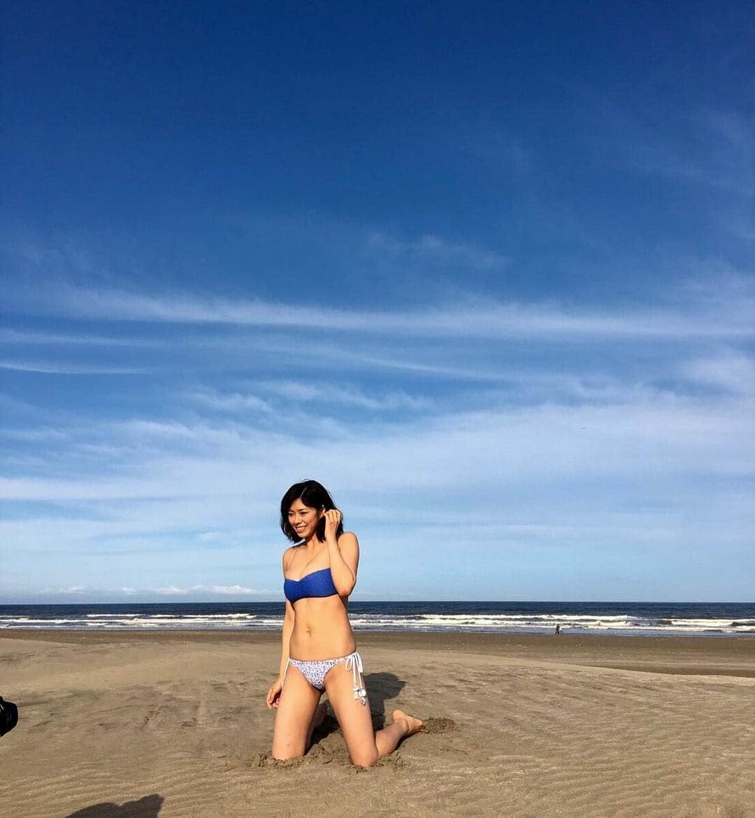 わちみなみのインスタグラム：「﻿ 海の写真を見るとちょっとぶるっとするぐらい寒くなってきましたね😥﻿ ﻿ #わちみなみ #グラビア #水着 かわいいなあ🐶」