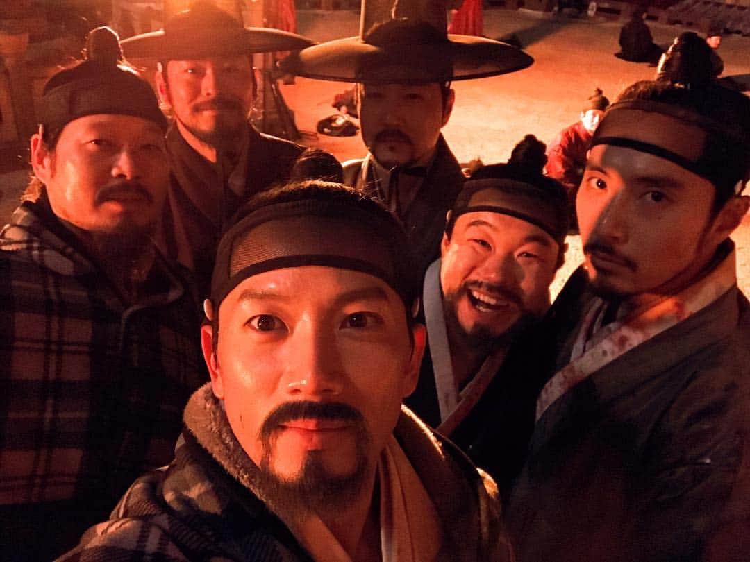 チソンのインスタグラム：「#명당 #지성 #유재명 #천하장안 화엄사 씬 촬영중...」