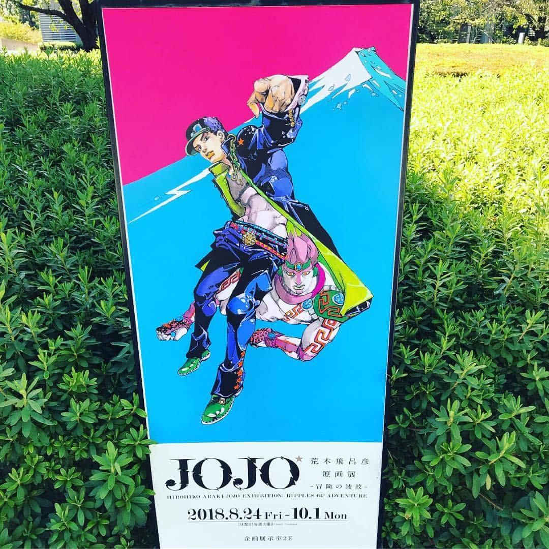 森遥香さんのインスタグラム写真 - (森遥香Instagram)「先日、念願の #ジョジョ展 に、Oha!4の内田さんと一緒に行ってきました🙏✨ . ジョジョ好き仲間ということで誘ってもらったんですが、 荒木先生にインタビューをした内田さんの解説がとにかく勉強になる！ 原画を前に、二人とも「カッコいい」「好き」以外の語彙力を失いました。。神、降臨。 色の配色やキャラ設定、空間の使い方、無駄無駄無駄の数には心地よいリズムがある、などの荒木先生の神っぷりが分かる展示を始め、 とにかく荒木先生のキャラ一人一人への愛の深さが制作過程から伝わってきました。 読者が敵もみんな好きになる理由が分かった気がする。 あと、荒木先生の音声ガイドが可愛いかったです。 . 内田さん、誘っていただきありがとうございました💕 (写真は撮影可能な場所で撮ったものです🙌 ギャングスターたちがはやぶさに乗ってるぜ😭💓) . 東京限定ファイルなども購入！ 缶バッジを二つ買ったら、レアな5部全員集合が出ました！！ 運使い果たしたとしても本望😂 . #ジョジョの奇妙な冒険#アニメ5部も楽しみ#ストーリーは4部と6部#キャラは2部と5部が特に好き #内田さんとは古巣が一緒なのです」9月30日 22時17分 - moriri_h