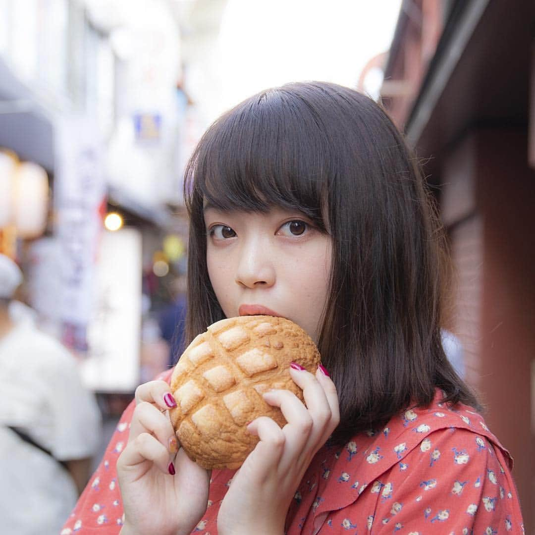 伊藤真莉のインスタグラム：「#浅草花月堂 の #ジャンボメロンパン 🍞🍈 1日に3000個？6000個？も売れる大人気の #メロンパン をゲット😏 . 見てこのサイズ！顔と変わらないw . こんなに大きいけど、中はふわっふわで軽くて、あっという間になくなっちゃうの🤤 . そして外側のさくさく具合が絶妙なすばらしさ😍 . 浅草行ったらたべてみてねっ . . プロフィールのリンクから投票お願いします💞 Twitterとは別票になるよっ！ . . #浅草グルメ #浅草食べ歩き #たべすたぐらむ #食べログ #パンのある暮らし #パン屋巡り #パン好きな人と繋がりたい #いとまりとデート飯 #浅草デート #ミスコン #ミスコンファイナリスト」