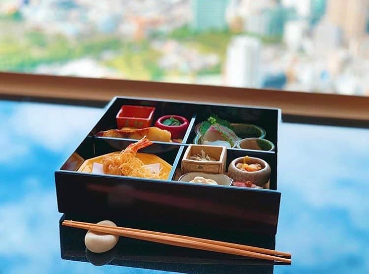 The Ritz-Carlton, Tokyoさんのインスタグラム写真 - (The Ritz-Carlton, TokyoInstagram)「久々のいいお天気ですね！晴天の東京の景色を眺めながら楽しむ、松花堂弁当のランチタイムはいかがですか？🍱☀️ Finally the sun came out! Enjoy our Shokado Bento Box from Hinokizaka with the beautiful Tokyo vista for your lunch time🥢🏙 - via @miwaplu54  #リッツカールトン東京 #ritzcarltontokyo #RCMemories」10月1日 11時59分 - ritzcarltontokyo