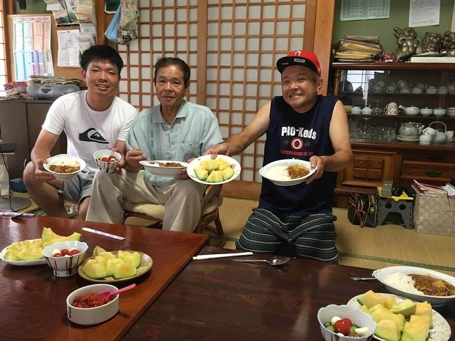 エバラ食品さんのインスタグラム写真 - (エバラ食品Instagram)「【エバラ新入社員の“こころ、はずむ、手作りごはん。”】 . こんにちは、新入社員の丸山です。エバラ公式Instagramでは、みなさまの「こころ、はずむ、手作りごはん。」を募集しています＾＾今日は私の「こころ、はずむ、手作りごはん。」をご紹介します！ . ------------------------ この写真は今年のお盆休みに、祖父の家で撮ったもの。祖父の大好物であるカレーと浅漬けを作って、みんなで食卓を囲みました。 . カレーと浅漬けに使った、お米、じゃがいも、たまねぎ、にんじん、きゅうり、トマトは農業をしている祖父が育てたものです。どれも味は抜群。祖父の野菜で作ったカレーと浅漬けは格別の味わいでした＾＾ . そんな祖父は、一人暮らしをしている私のために、いつもお米や野菜を送ってくれます。これからもできるだけ一緒に過ごす時間をつくり、手作りごはんで感謝の気持ちを伝えていきたいと思います。 ------------------------ . エバラ食品公式Instagram(@ebarafoods)では、みなさまの“こころ、はずむ、手作りごはん。”のお写真を募集しています。 ①手作りの料理の写真 ②調理中の写真  ③手作りのごはんを食べている写真 のいずれかを収めた写真に、「 #エバラこころはずむ手作りごはん 」とハッシュタグとコメントをつけて、【Instagram】で投稿してください。 . 写真につけるコメントは、その料理にまつわるエピソード、思い出話、食べた時の感想など、どんなことでもOKです。 . ご投稿いただいた写真の中からピックアップしたものを、エバラ食品公式SNSアカウントにて定期的にご紹介させていただきます。たくさんのご参加、お待ちしております♪ . #エバラ食品」10月1日 12時00分 - ebarafoods