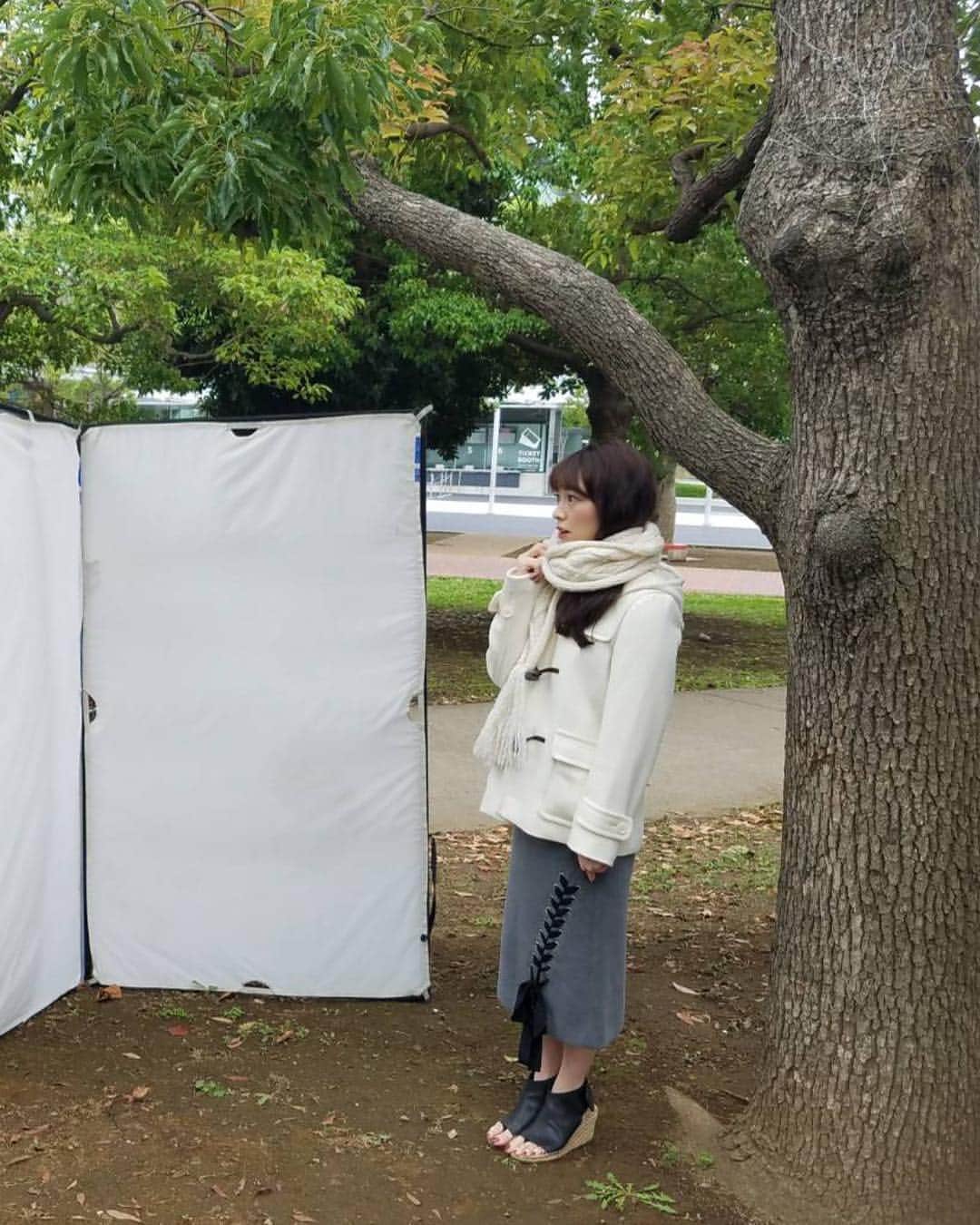 フジテレビアナウンサーさんのインスタグラム写真 - (フジテレビアナウンサーInstagram)「次々来る猛威を振るう台風に心配が続きます。東京は台風一過で青空ですが、今日も通学・出勤時間に影響が出ている方が多いと思います。一部地域はまだ激しい雨のところもあると思いますので、足元お気をつけて一日お過ごしください。  10月1日のフジテレビ女性アナウンサーカレンダーの発売日までのカウントダウン、昨日は満を持して、1月を担当する三上アナウンサーにカウントダウンをしてもらっていました。  コンセプトは冬の寒い中での待ち合わせ…ということでしたが、撮影は暑くなり始めた6月！足元を見ると、実はサンダルなんです！ さらにポケットには保冷剤を入れて熱中症対策も☝️ マフラーの巻き方や髪の隠し具合など、撮っては確認…撮っては確認…🤔 カレンダーをめくった1枚目の1月にふさわしい写真を撮るべく、微調整に微調整を重ねました💡  #三上真奈 #新美有加 #内野泰輔 #今湊敬樹 #大村晟 #フジテレビアナウンサー」10月1日 12時01分 - fujitv_announcer
