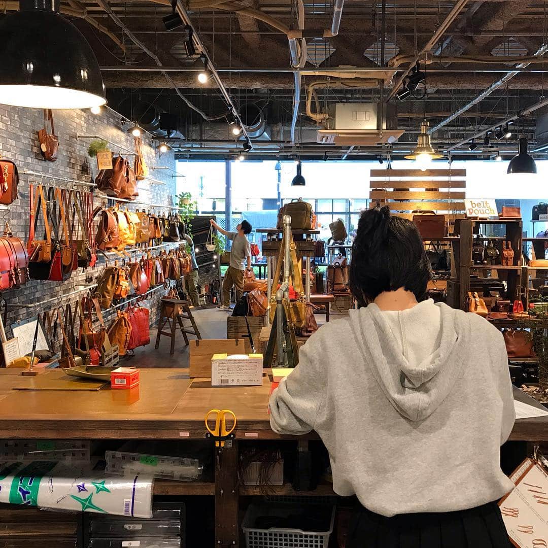 HERZ ヘルツさんのインスタグラム写真 - (HERZ ヘルツInstagram)「昨日は臨時休業をいただきましたが 本日から通常どおり営業いたします！ みなさまのご来店、 華やかなマルチカラーの商品を ご用意してお待ちしております♩ #ヘルツ #ヘルツ大阪店#ヘルツ大阪店の今日この頃 #工房#工房の様子 #楽しい仲間たち #アットホーム #ミシン #新人 #革 #革小物#革鞄 #革製品 #herz #herzbag #learher #leatherbelt #leathergoods #madeinjapan」10月1日 10時55分 - herz_bag