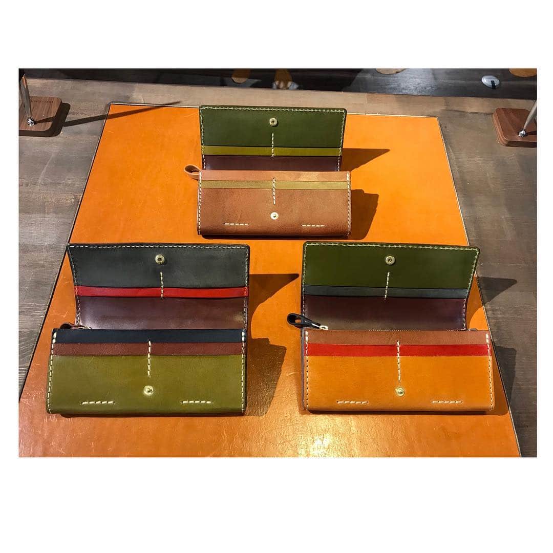 HERZ ヘルツさんのインスタグラム写真 - (HERZ ヘルツInstagram)「昨日は臨時休業をいただきましたが 本日から通常どおり営業いたします！ みなさまのご来店、 華やかなマルチカラーの商品を ご用意してお待ちしております♩ #ヘルツ #ヘルツ大阪店#ヘルツ大阪店の今日この頃 #工房#工房の様子 #楽しい仲間たち #アットホーム #ミシン #新人 #革 #革小物#革鞄 #革製品 #herz #herzbag #learher #leatherbelt #leathergoods #madeinjapan」10月1日 10時55分 - herz_bag