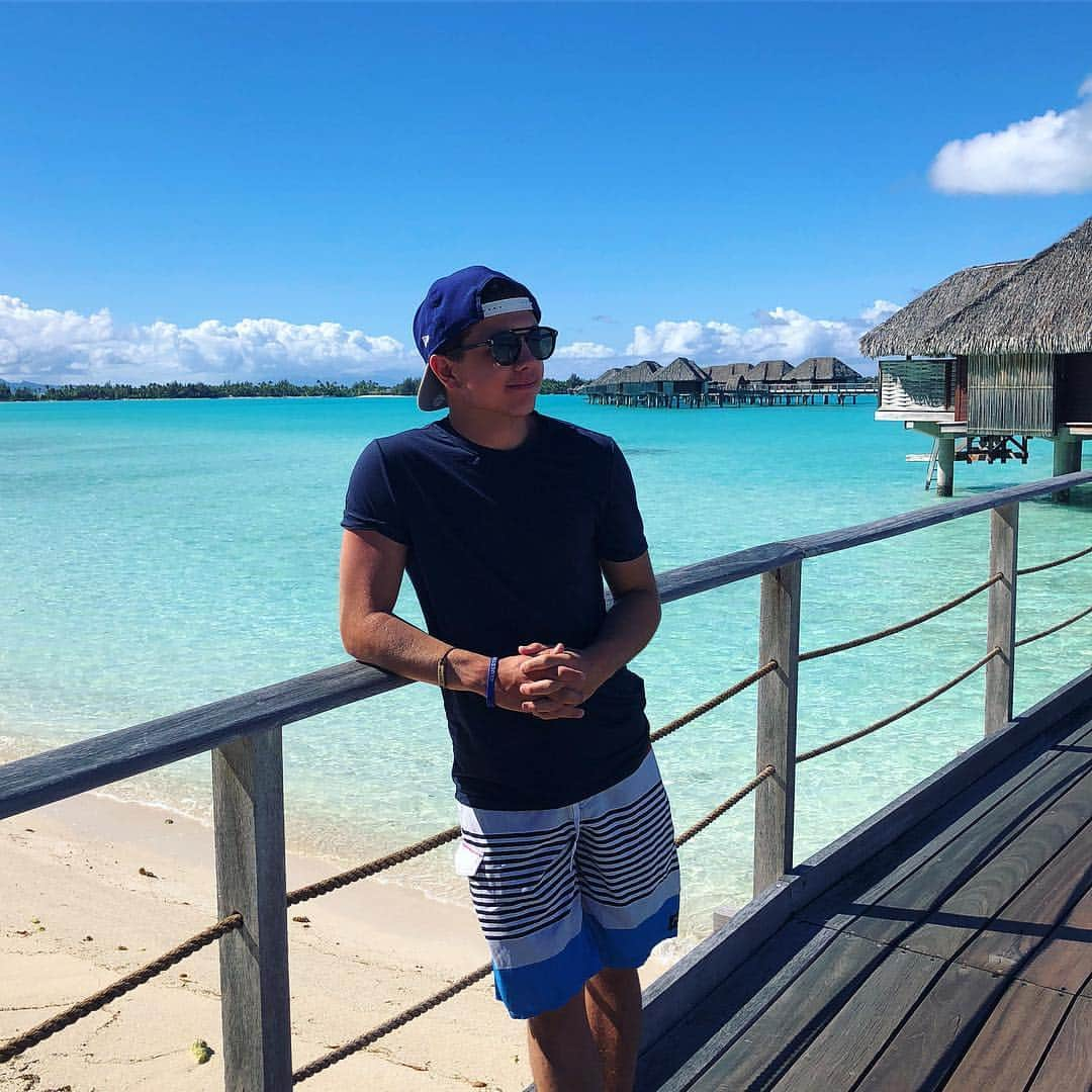 ブラッドリー・スティーブン・ペリーさんのインスタグラム写真 - (ブラッドリー・スティーブン・ペリーInstagram)「I’d make a Bora Bora pun, but my so-called friends are just gonna roast me in the comments. So I give up.」10月1日 4時36分 - bradley_s_perry12