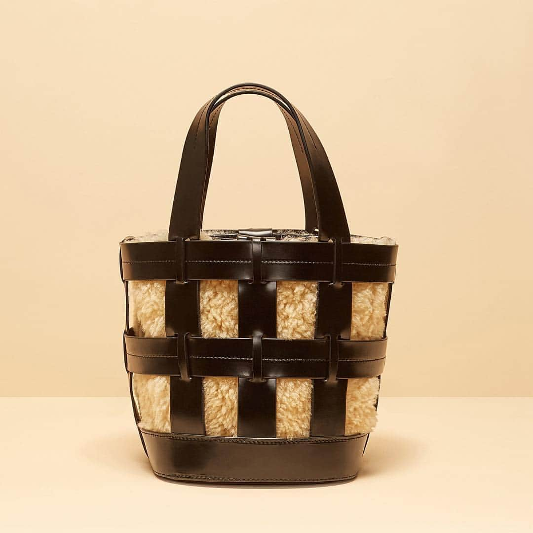 トレードマークのインスタグラム：「Our Cooper Cage Tote updated with Shearling for Fall!」