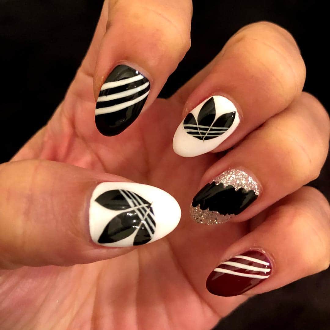 岡田実音のインスタグラム：「アディダスデザインネイル💅」