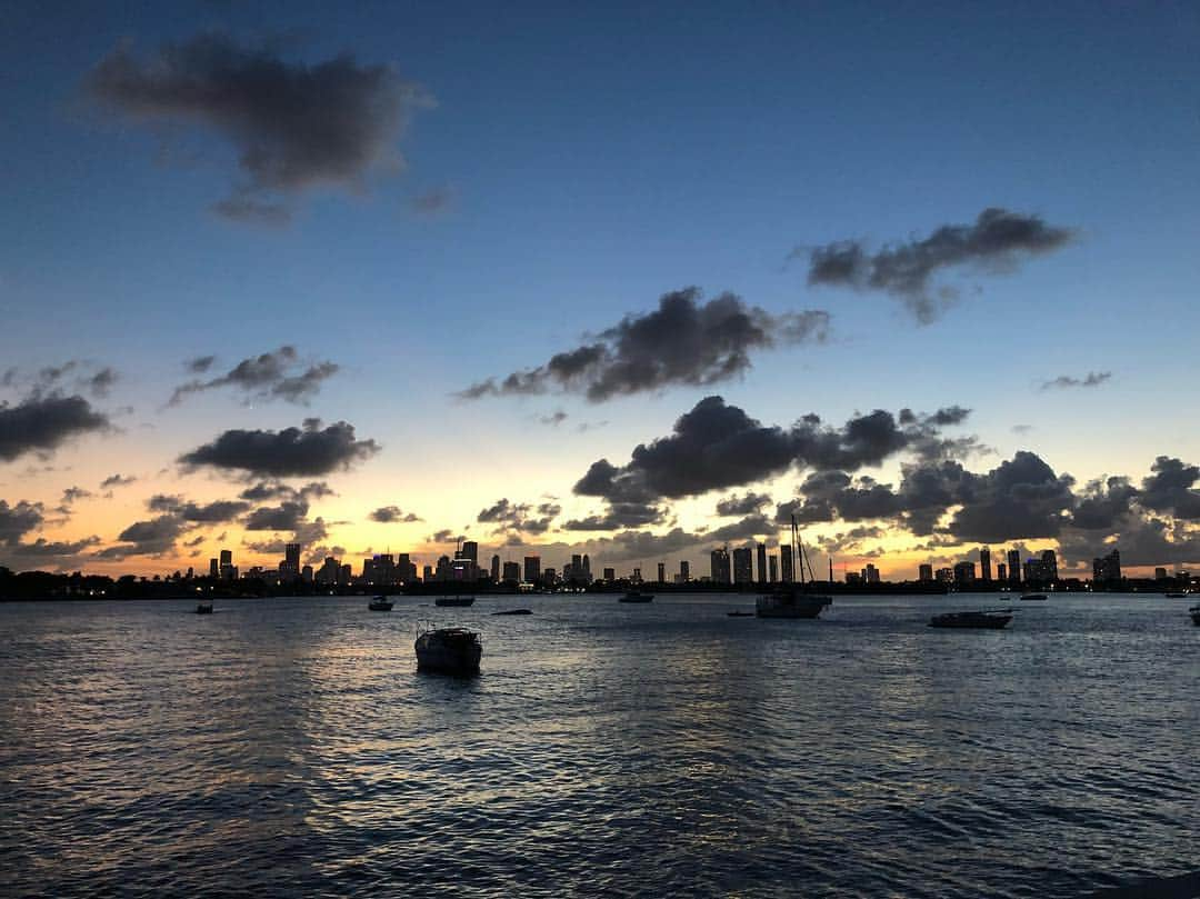 サイモン・シュナピアのインスタグラム：「Not a bad way to end the weekend #sunset #miamibeach」