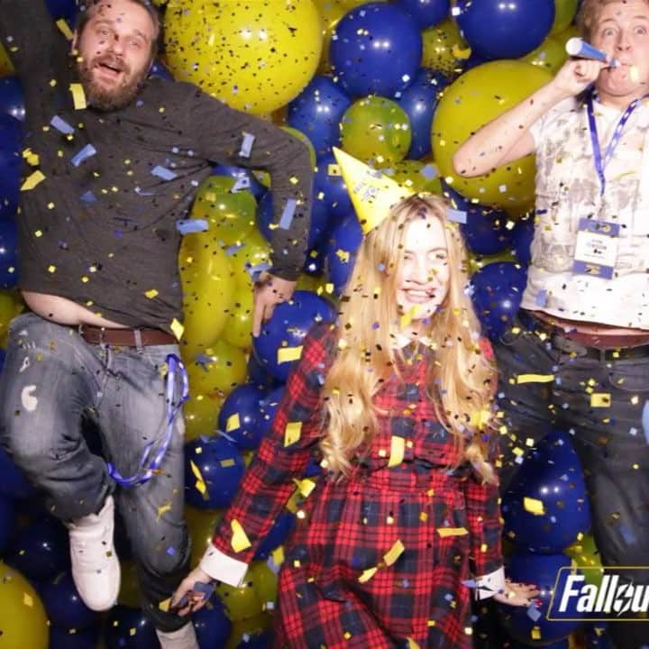 Gronkhのインスタグラム：「Fallout 76 Reclamation Party, irgendwo unter der Erde im Bunker😍😍 Es gibt 50er Jahre Mucke, Spiele und originales Vault-Essen 😍❤️ #Werbung #Fallout76 #Namensnennung #SoGeil #Nerdhimmel #DerKleineWampir 😅😅」