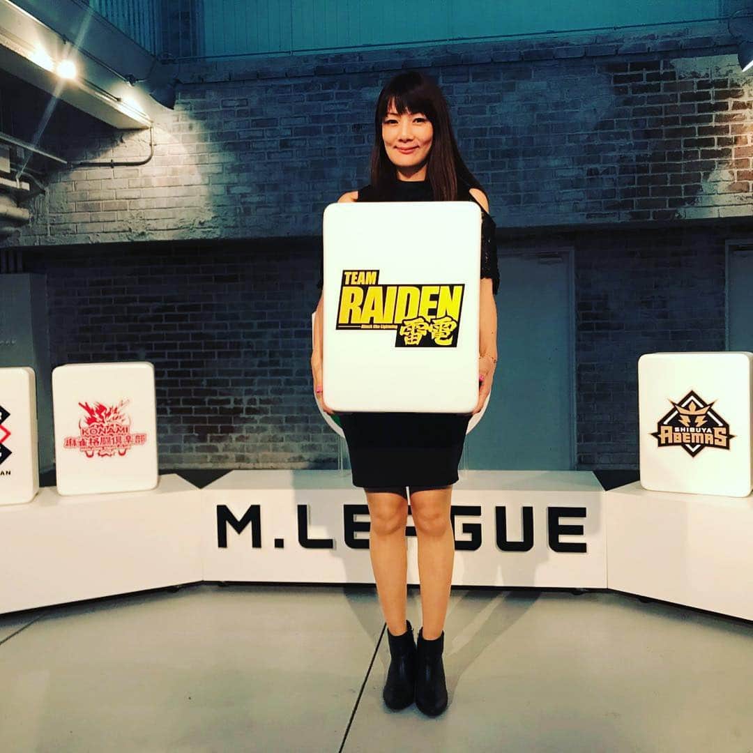 黒沢咲のインスタグラム：「本日、いよいよ開幕です！！ Mリーグ。TEAM RAIDEN/雷電。強気のヴィーナス。  応援よろしくお願いします(≧∀≦) #麻雀 #mリーグ #mahjong #team雷電 #萩原聖人 #瀬戸熊直樹 #黒沢咲」