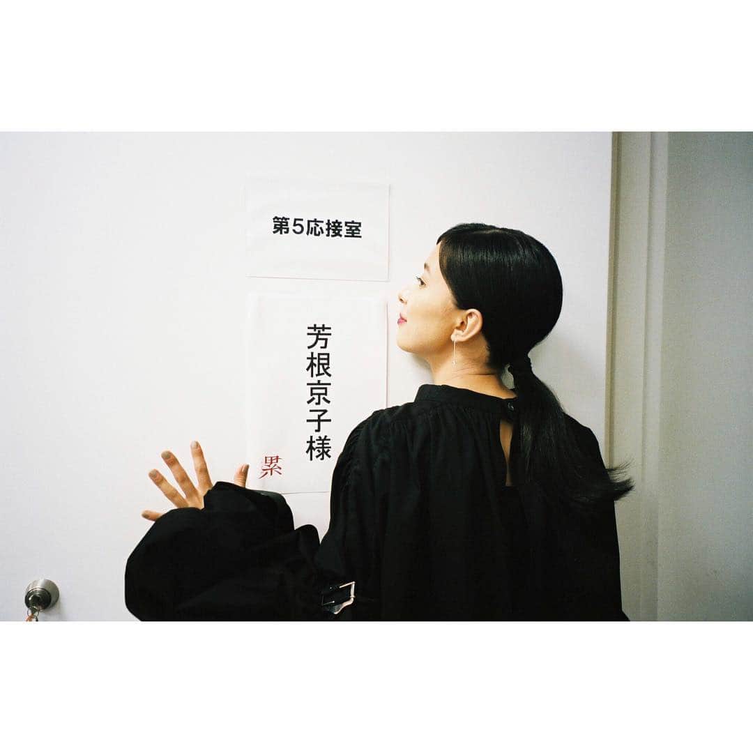 芳根京子さんのインスタグラム写真 - (芳根京子Instagram)「ほうほう、なるほど、 あの衣装が人気なのね。  ほうほう、あれも良いよね。 わたしもすき。  ほうほう🤔💓 コメントありがとございます☺️✌️ #film #累 #公開中です  #第5応接室 の #🖐」10月1日 10時24分 - yoshinekyoko