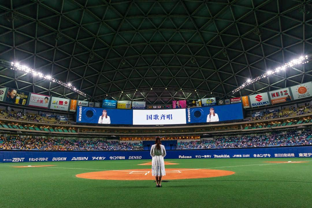 沢井里奈さんのインスタグラム写真 - (沢井里奈Instagram)「⠀ ⠀ ファイナルシリーズ2018 中日ドラゴンズ vs 阪神タイガース @ ナゴヤドーム ⚾️🌸  国歌独唱を務めさせて頂きました🇯🇵✨ 今までで一番の緊張感でしたが、 それも含めて楽しめたかなと思います。  素敵な機会を頂き、 そしてたくさんの応援、 本当にありがとうございました！！  岩瀬仁紀投手が1000試合登板を達成されて とてもメモリアルな試合でした🥺💕💕 ⠀ ⠀ 写真はカメラマンさんが 撮って下さったものです📷🌷✨ (2つ目はメンバーちゃんが 撮ってくれた動画です！！)  今回のことはほんとに嬉しくて... でも嬉しい気持ち以上に、 正直不安な気持ちもあったけど😣 皆さんから頂くお言葉は 温かいものばかりで とてもホッとしています😢💕💕 ⠀ ⠀ #dragons #ドラゴンズ #国歌独唱 #さわー野球」10月1日 19時55分 - sawairina