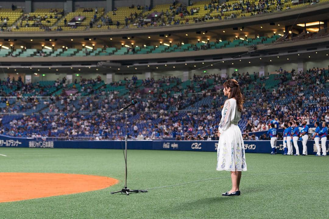 沢井里奈さんのインスタグラム写真 - (沢井里奈Instagram)「⠀ ⠀ ファイナルシリーズ2018 中日ドラゴンズ vs 阪神タイガース @ ナゴヤドーム ⚾️🌸  国歌独唱を務めさせて頂きました🇯🇵✨ 今までで一番の緊張感でしたが、 それも含めて楽しめたかなと思います。  素敵な機会を頂き、 そしてたくさんの応援、 本当にありがとうございました！！  岩瀬仁紀投手が1000試合登板を達成されて とてもメモリアルな試合でした🥺💕💕 ⠀ ⠀ 写真はカメラマンさんが 撮って下さったものです📷🌷✨ (2つ目はメンバーちゃんが 撮ってくれた動画です！！)  今回のことはほんとに嬉しくて... でも嬉しい気持ち以上に、 正直不安な気持ちもあったけど😣 皆さんから頂くお言葉は 温かいものばかりで とてもホッとしています😢💕💕 ⠀ ⠀ #dragons #ドラゴンズ #国歌独唱 #さわー野球」10月1日 19時55分 - sawairina