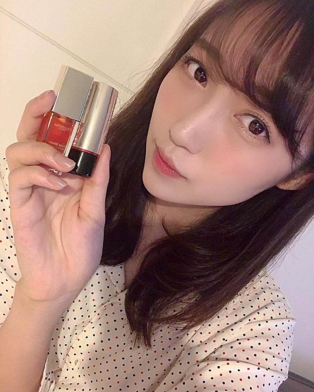 avex beauty methodさんのインスタグラム写真 - (avex beauty methodInstagram)「*﻿ =====================﻿﻿ #わたしの推しコス をつけて﻿﻿ お写真を投稿してください😌👠﻿﻿ 素敵な投稿は公式IGで﻿﻿ ご紹介させていただきます❣️﻿﻿ =====================﻿﻿ ﻿﻿ エイベックスのキヨです🐥﻿﻿ ﻿﻿ #リップ は色を重ねて﻿ 自分に合った色にできるのも楽しいですよね❣️﻿ ﻿ とってもナチュラルで可愛い色合いです😳💄﻿ ﻿ ﻿ #repost @gunjirina0307 via @PhotoAroundApp ﻿ .﻿ .﻿ 最近のお気に入り😦💗﻿ マキアージュドラマティックルージュの﻿ 【OR414】を塗ってティッシュオフして﻿ クラランスのリップオイル05【タンジェリン】を重ねる！﻿ イエベ春の方にもってこいの組み合わせだよ〜﻿ .﻿ ,﻿ #MAQuillAGE #マキアージュ #ドラマティックルージュ #クラランス #イエベ春 #イエベ﻿ ﻿ ﻿ 今回はステキな投稿をされていた﻿﻿ @gunjirina0307 さんのpicから紹介させていただきました！❤ ︎ありがとうございます！﻿﻿ ﻿ ﻿ #コスメ好きさんと繋がりたい #コスメ #コスメ紹介 #メイク #メイクアップ #コスメマニア #口紅 #かわいい #美容 #美容好きな人と繋がりたい」10月1日 19時55分 - avex_beauty_method