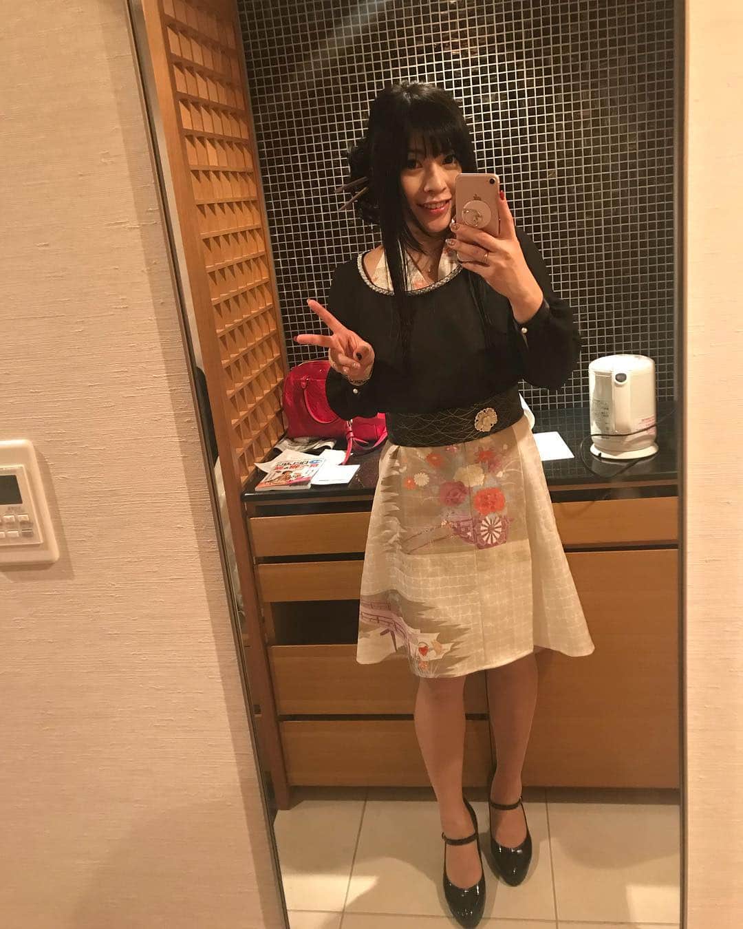 鈴華ゆう子のインスタグラム：「京都にて老舗扇子白竹堂300周年記念の祝賀パーティーでした。徳川吉宗の時代享保から続く伝統。300年という節目に立ちあえた事大変光栄に思います。おめでとうございます。 著名人の方々がお集まりの中、恐縮ですがお祝いで詩吟を歌わせて頂きました。 そして300周年記念の扇子を頂きました。保管せずに使って下さいとの事。 しっかり使わせていただきます。 衣装はフルオーダーメイドの着物ワンピ。ホルターネックがお気に入りです。有伽ちゃんいつもありがとう。 #白竹堂 #伝統 #詩吟 #白竹堂300周年 #有伽 #着物リメイク」