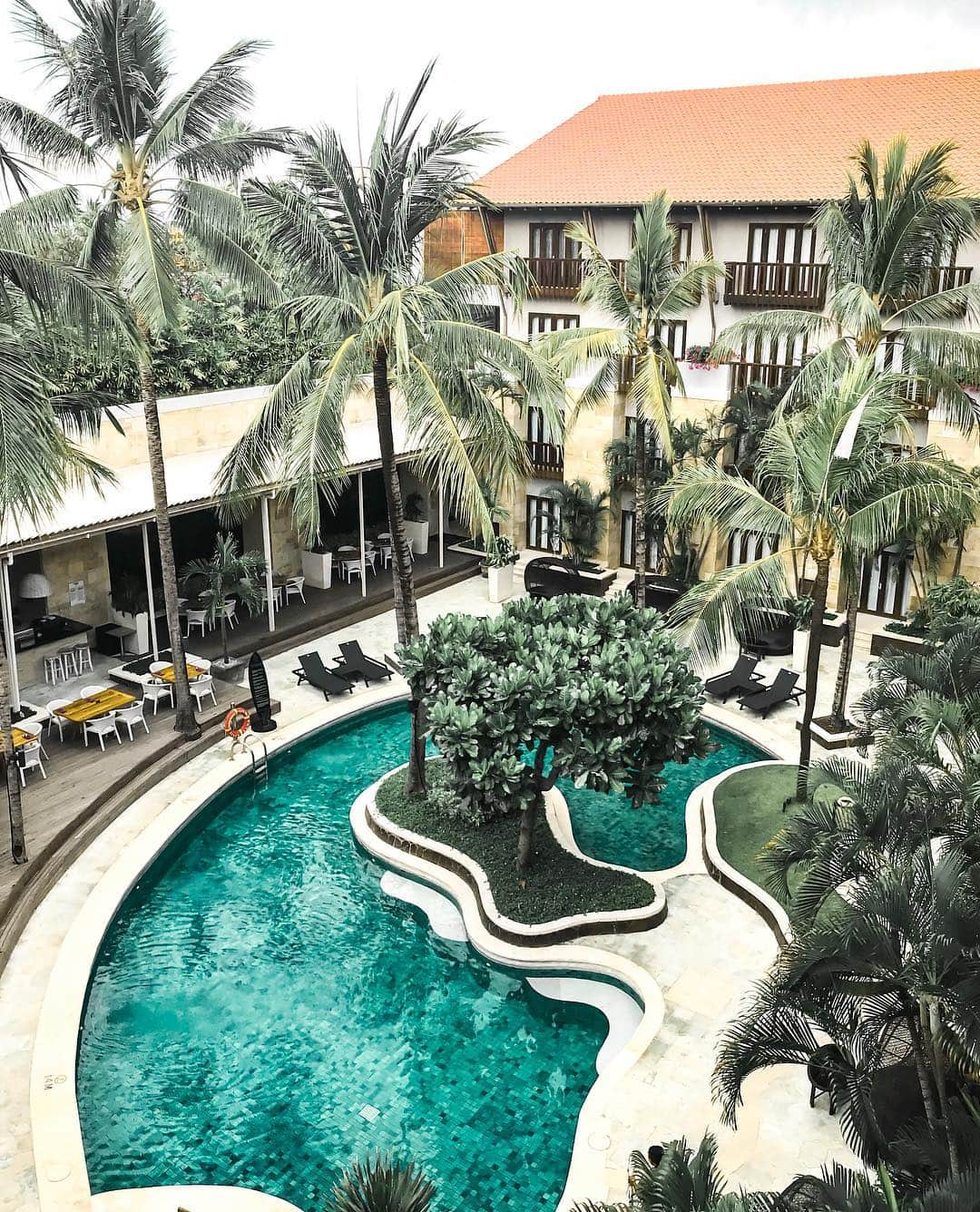 島野ミキさんのインスタグラム写真 - (島野ミキInstagram)「・ ・ 📍 Hard Rock Hotel in Bali #ハードロックホテル の魅力はプールの広さ！！！ すっごい広いしスライダーとかもあるから 一日中遊んでられる✨⁽(◍˃̵͈̑ᴗ˂̵͈̑) この写真はvip roomに泊まった人しか入れないプールだょ✨ 人も少なくゆっくりしたい人にオススメ♡ @hardrockjapan  @hardrockbali ・ ・ #ハードロックジャパン#hardrockhotel#hardrockJapan#hardrockbali #journey#Indonesia #海外旅行#ここにitta#旅のセカイ2018#週末野心#ソトアソビ#IMATABIキャンペーン2#今だからできることをやる #旅色アンバサダー#マイトリ#その旅に物語を#おでかけホリデー#バリ#bali#Hotel#resort#Life#traveler#travel#genic_mag#プール#pool」10月1日 20時45分 - miki_shimano