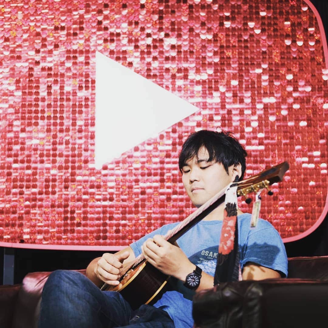 のインスタグラム：「【初・YouTube Spaceで撮影！】 六本木にある#youtubespacetokyo で撮影してきました〜！ これがすごくて、 ・ドリンク飲み放題 ・スタジオ利用可能 ・ハイエンド機材利用可能  これらが、ぜーんぶ無料！！ カメラ四台借りて本格的な撮影をしてきました笑。YouTubeさん太っ腹すぎる…。 YouTubeチャンネル登録者数1万人＋パートナー認証の条件を満たせば使えるみたいです🙂  Filmed at YouTube Space Tokyo! Thank you YouTube for providing us amazing support😀  #ユーチューブ #撮影 #ユーチューバー #ギタリスト #アコギ #youtube #tokyo」