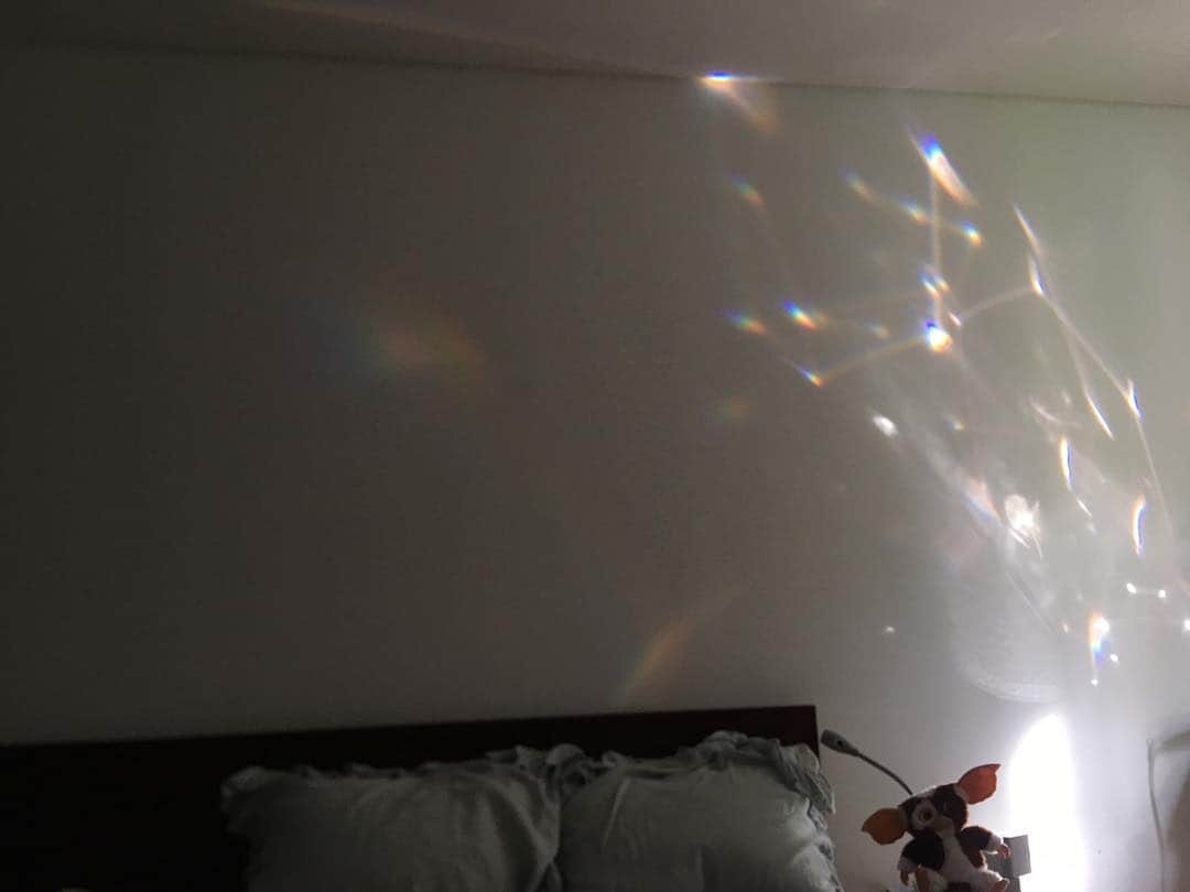 川上未映子さんのインスタグラム写真 - (川上未映子Instagram)「・ 顔をあらって 寝室にもどってきたら 光が壁にこんなふうに  反射していて しばらくしたら 消えていった  思いだすのは リリアン編み」10月1日 13時21分 - kawakami_mieko