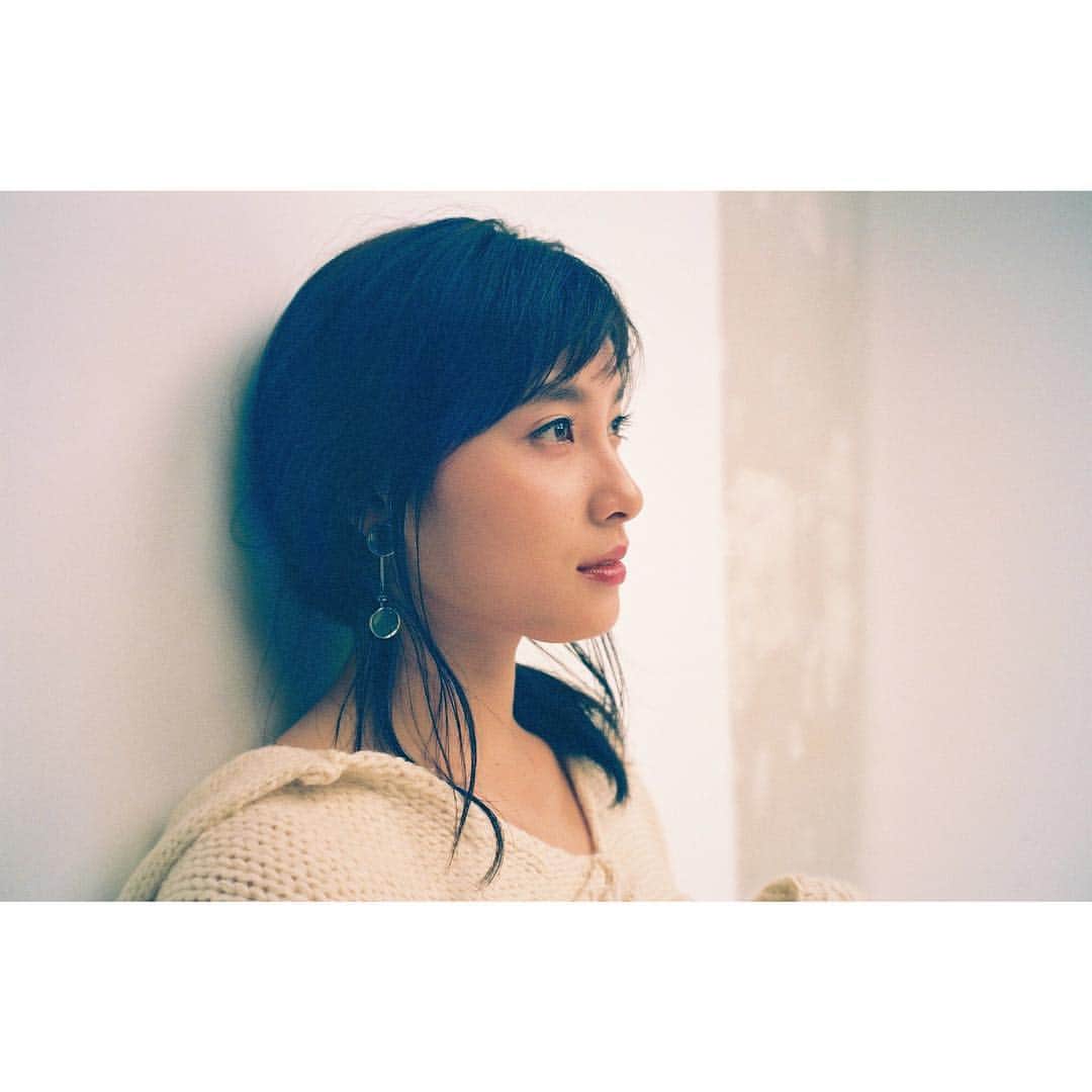 芳根京子さんのインスタグラム写真 - (芳根京子Instagram)「また、今まで、 独り占めしてた写真 載せさせてください、、、 太鳳ちゃんの横顔。 「横顔、撮らせてもらっていいですか、、」と頂きました。  あぁ、美しい横顔って強い。。 ありがとうございます、太鳳ちゃん☺︎ #film #累」10月1日 13時41分 - yoshinekyoko