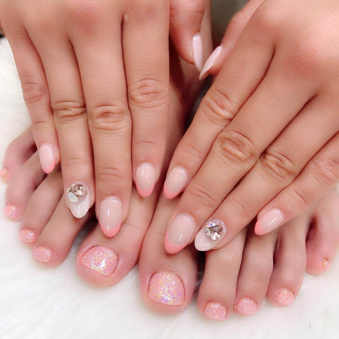 平嶋夏海さんのインスタグラム写真 - (平嶋夏海Instagram)「ネイル新しくしました💅💕 今回はオレンジ味の強いピンクでフレンチに🧡 いつもよりシンプルだから、薬指は大ぶりなVカットのせました✨ フットも同系色でキラキラに🤩 @cherielamer_asami  @cherie_la_mer  #秋ネイル #フレンチネイル #ピンクネイル #ラメネイル #フットネイル #ジェルネイル #nailstagram #nails #ネイル好き」10月1日 13時44分 - natsuminsta528