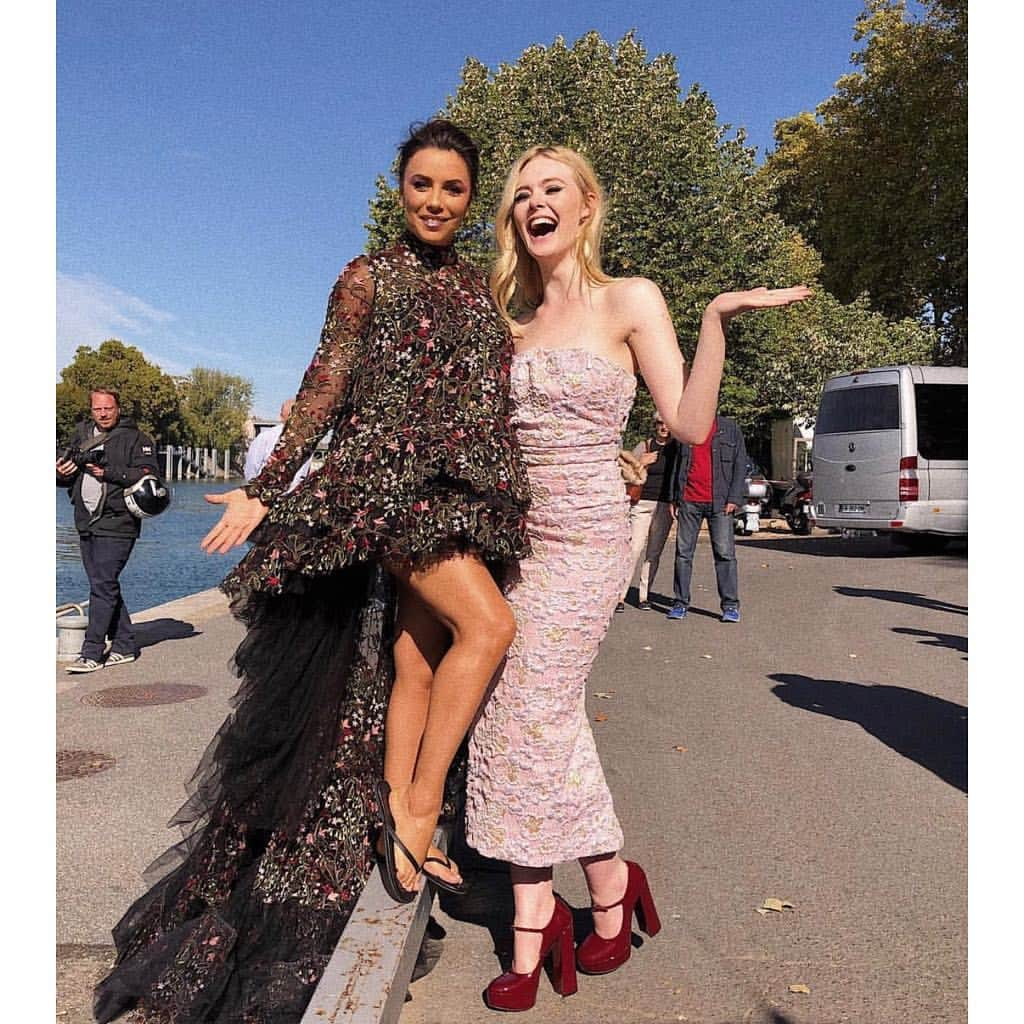 エル・ファニングさんのインスタグラム写真 - (エル・ファニングInstagram)「La Seine La Seine La Seine 🌊 What a beautiful day, walking beside these powerful ladies to celebrate all women for Le Défilé L’Oréal Paris!!! @lorealmakeup @lorealhair #lorealpfw」10月1日 15時56分 - ellefanning